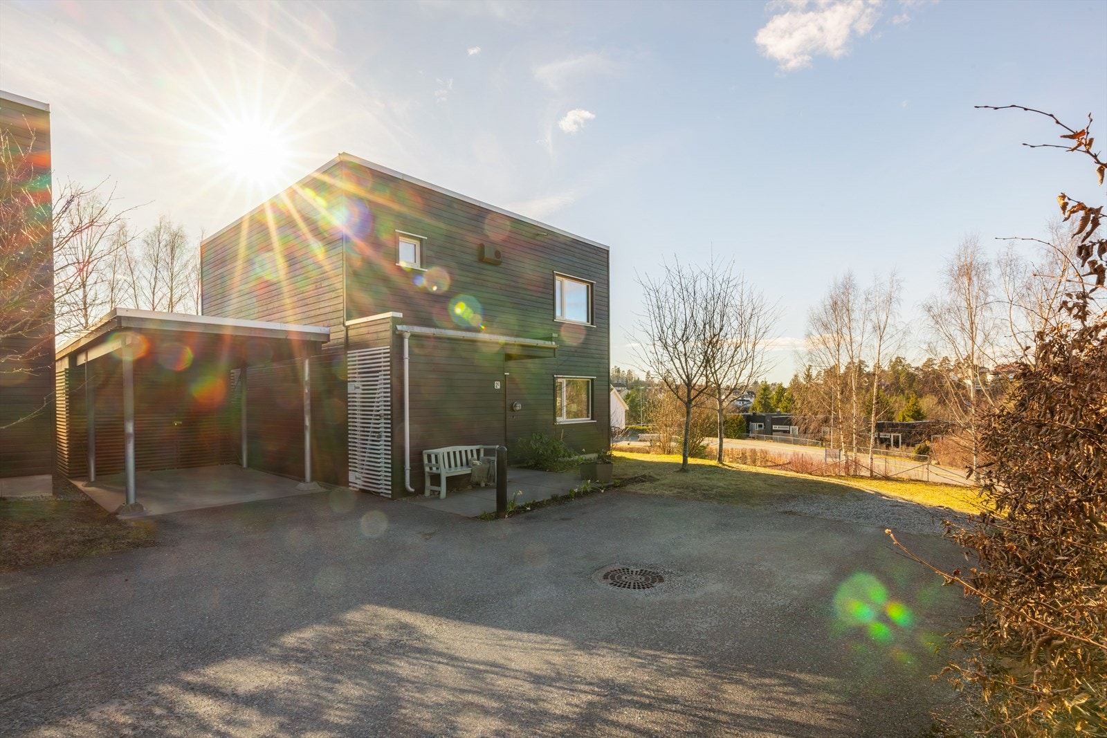 Boligen er en enebolig sammenkjedet med Carport i Rudshagen Borettslag. Plass til to biler på rekke ut fra carporten Galleribilde