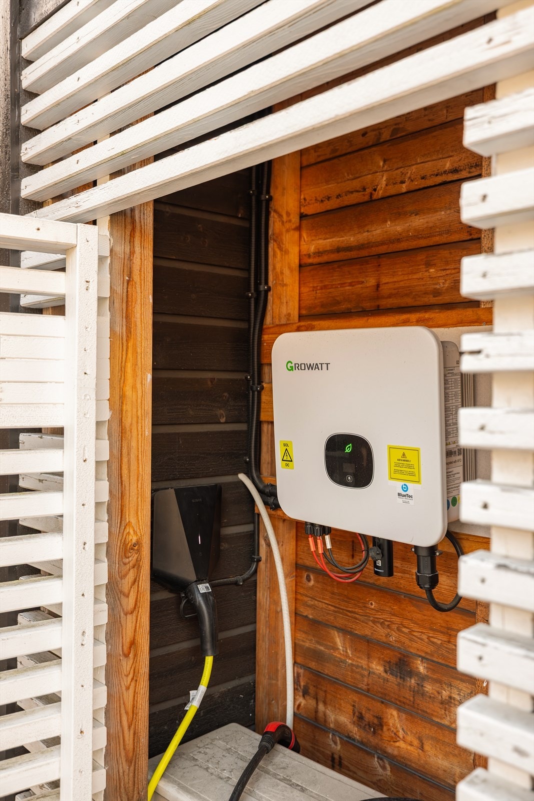 Adgang til ladeboks, GroWatt Solcelle Inverter og varmepumpe bak dør ved Carport (Spiler skal byttes ut) Galleribilde