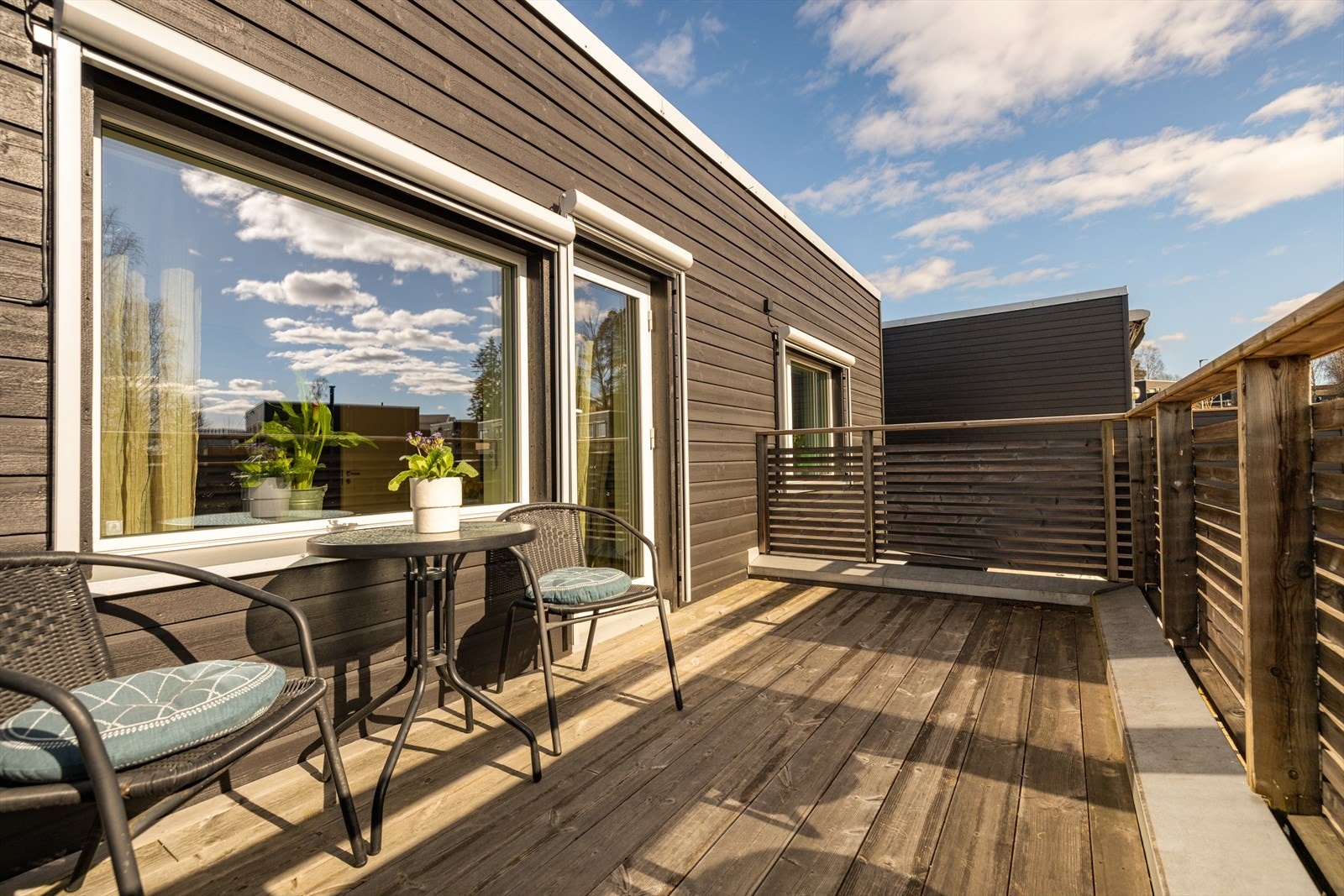 Terrasse med screens. Det Montert solcellepanel på taket - 2023 Galleribilde