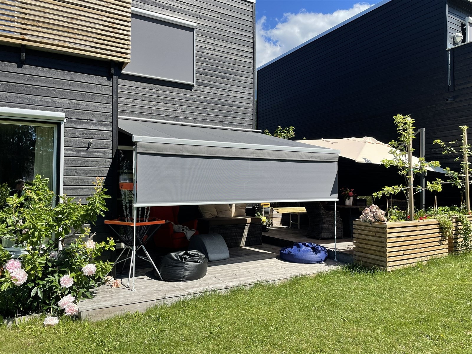 Markisen har manuell gardin for ekstra sterke solksinnsdager! Galleribilde