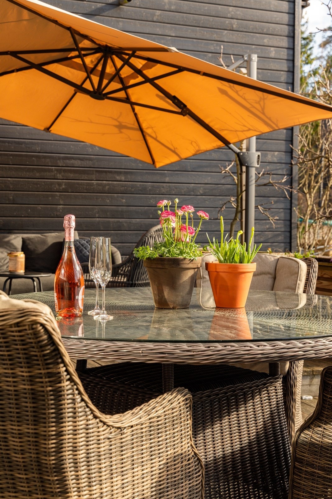 Parasollen er fastmontert under terrasse/blomsterkasser og medfølger Galleribilde
