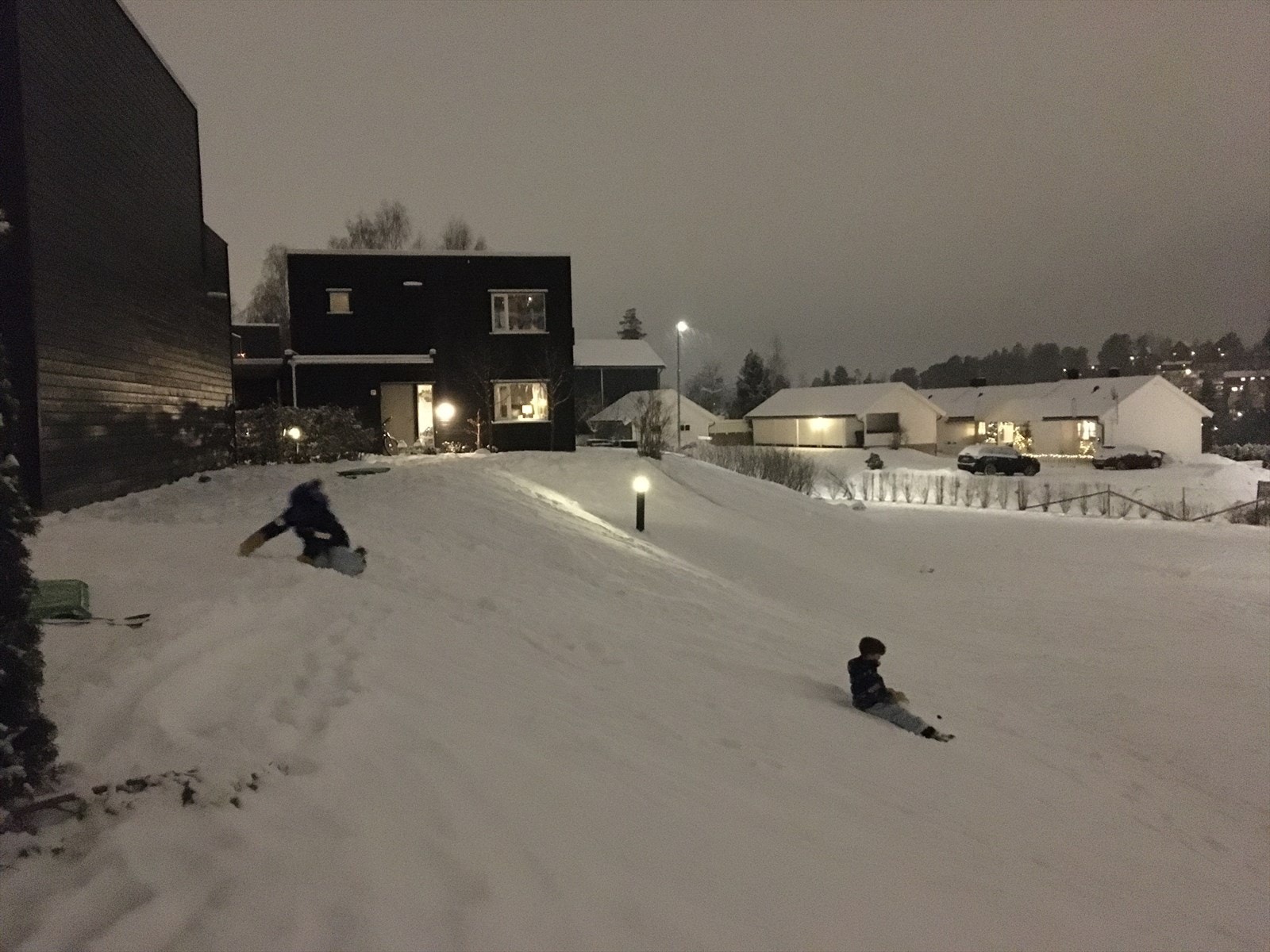 På vinteren kan en lage akebakker og skispor rett utenfor huset! Galleribilde