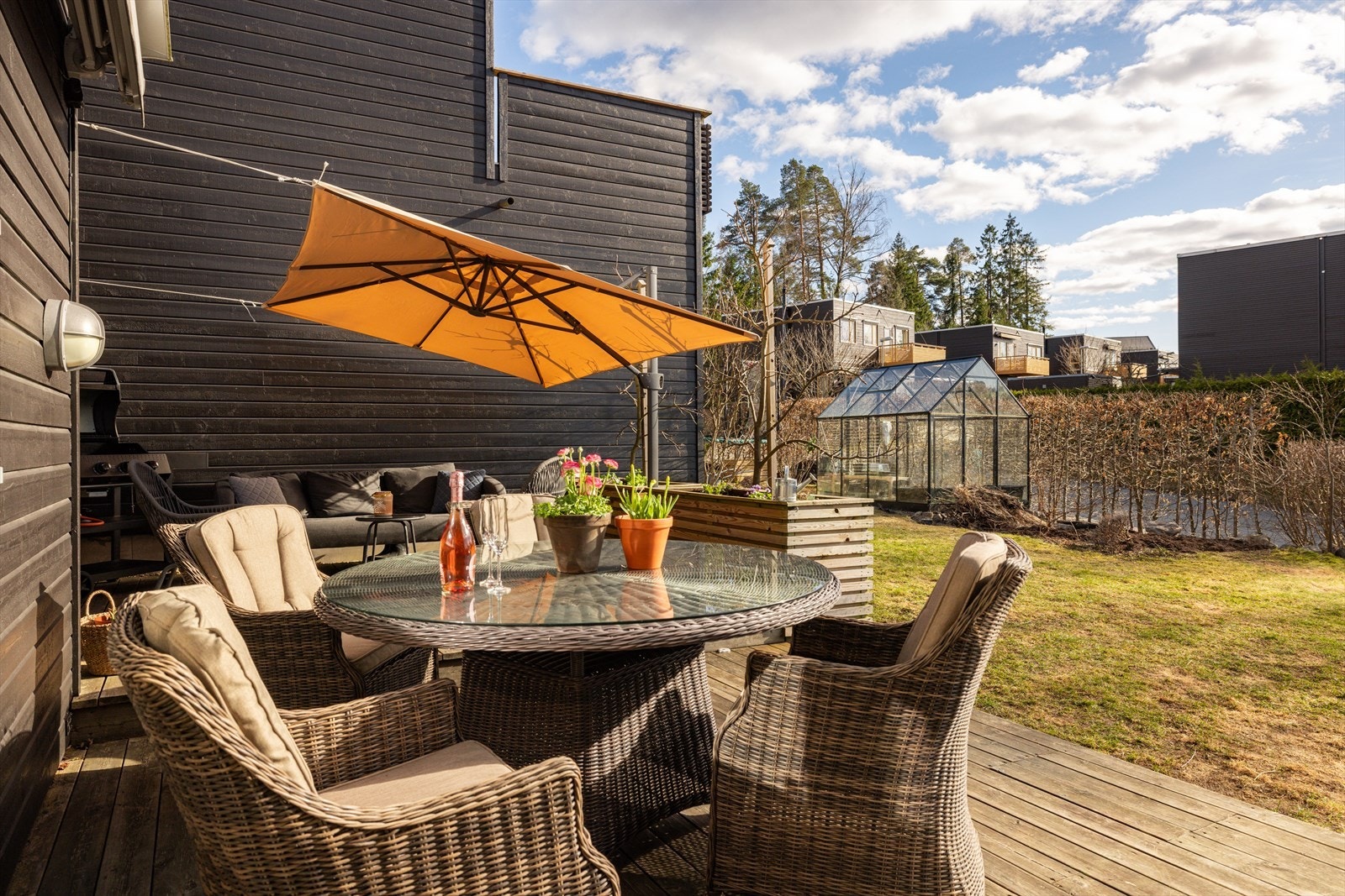 Denne andelen disponerer hagen frem til 30 cm fra husveggen til naboen og ned mot hekk. Konferer med megler for oppsetting av hekk Galleribilde