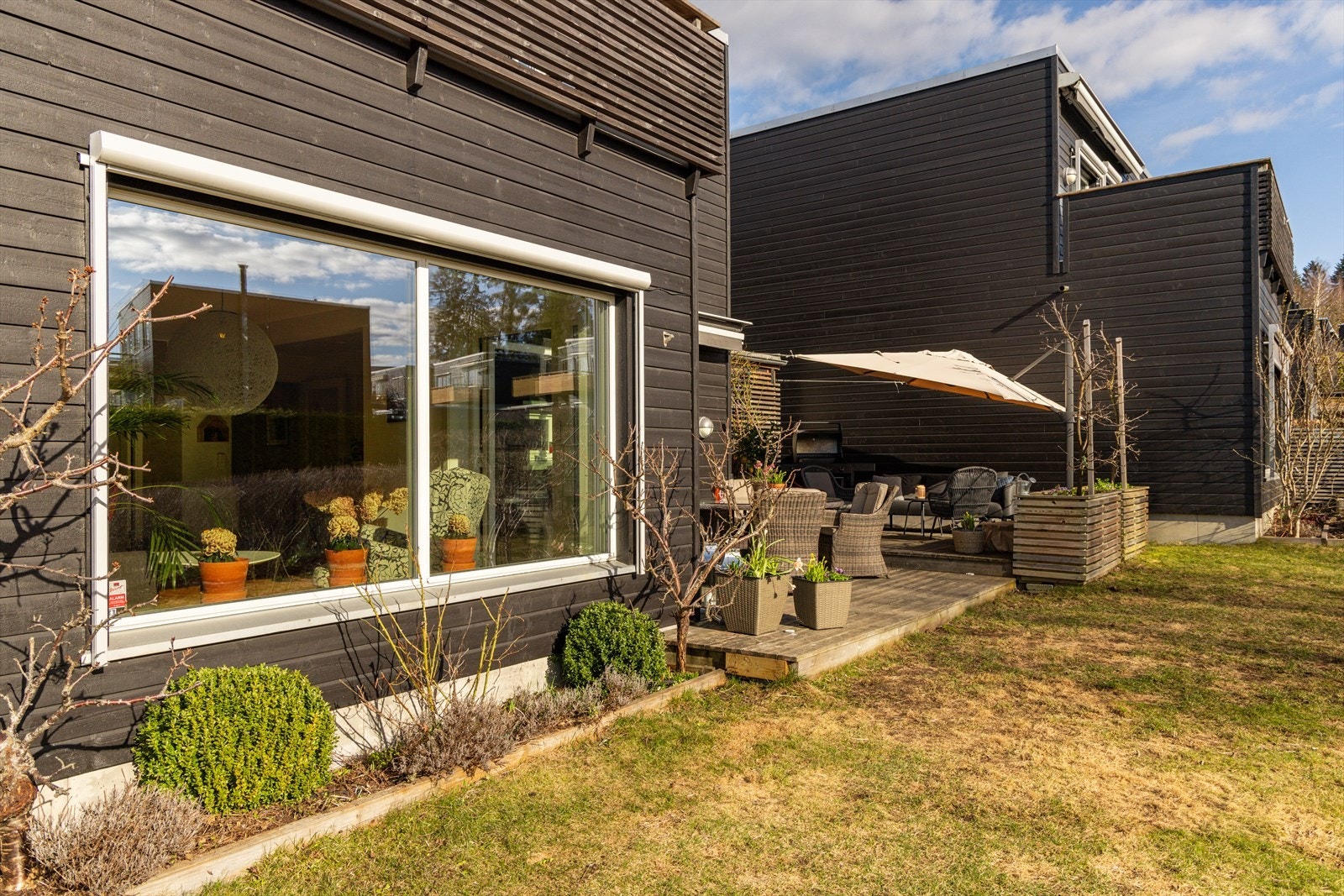 Solskinnsveggen med meget gode solforhold alle sesonger. Legg merke til elektrisk blinds utenfor vinduet Galleribilde