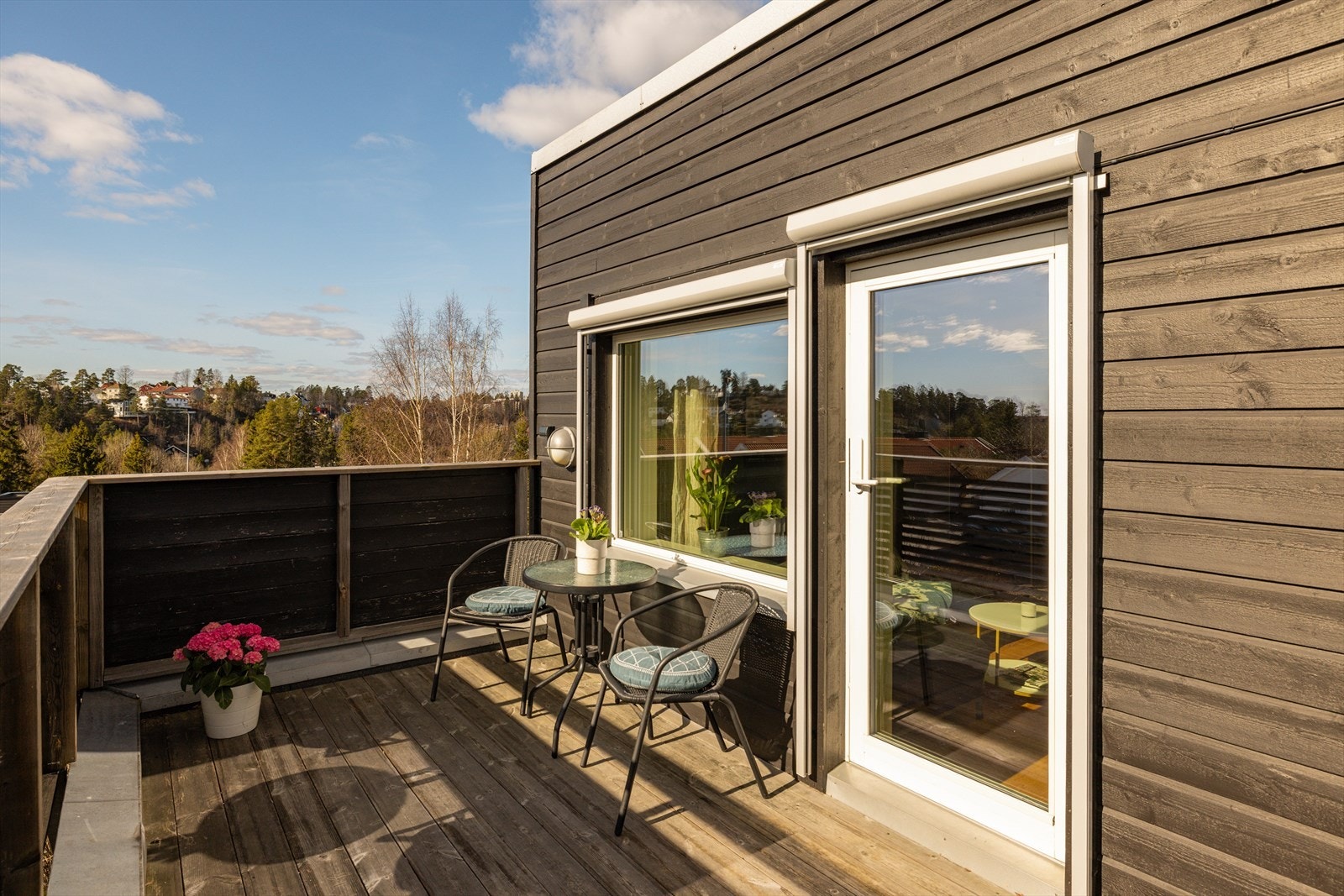 Terrasse med screens. Det Montert solcellepanel på taket - 2023 Galleribilde