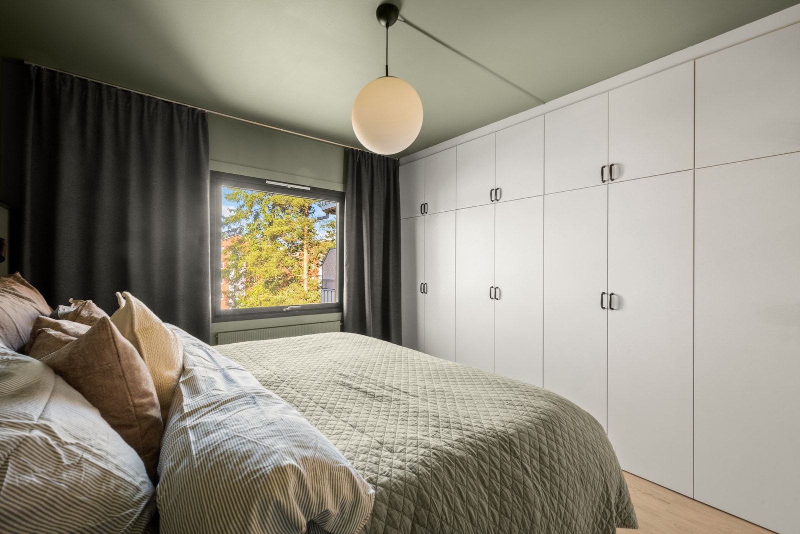 En hel vegg med garderobeskap gir rikelig med oppbevaringsplass. Galleribilde