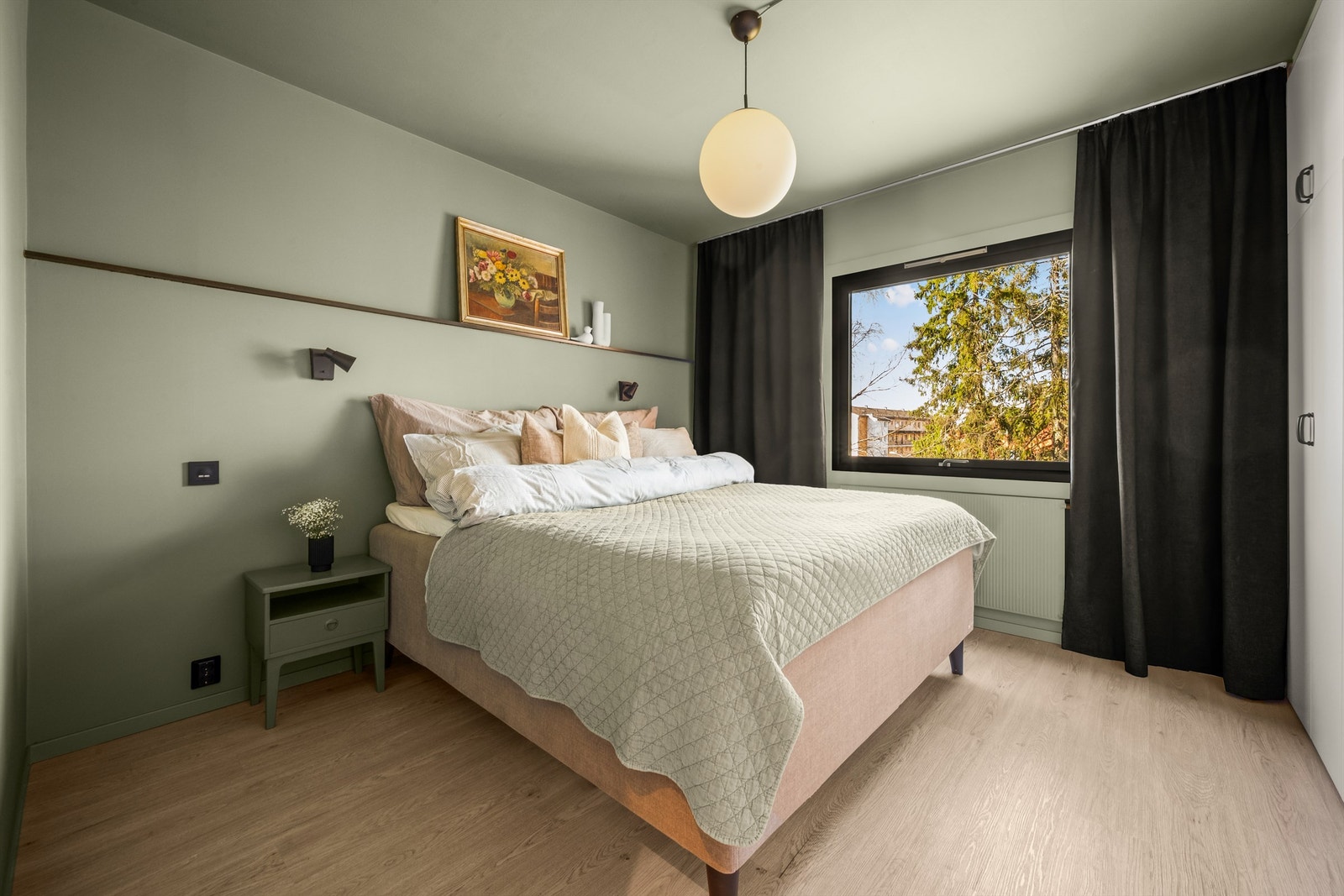 Romslig hovedsoverom med god plass til dobbeltseng og nattbord. Legg merke til de lekre fargekombinasjonene! Galleribilde