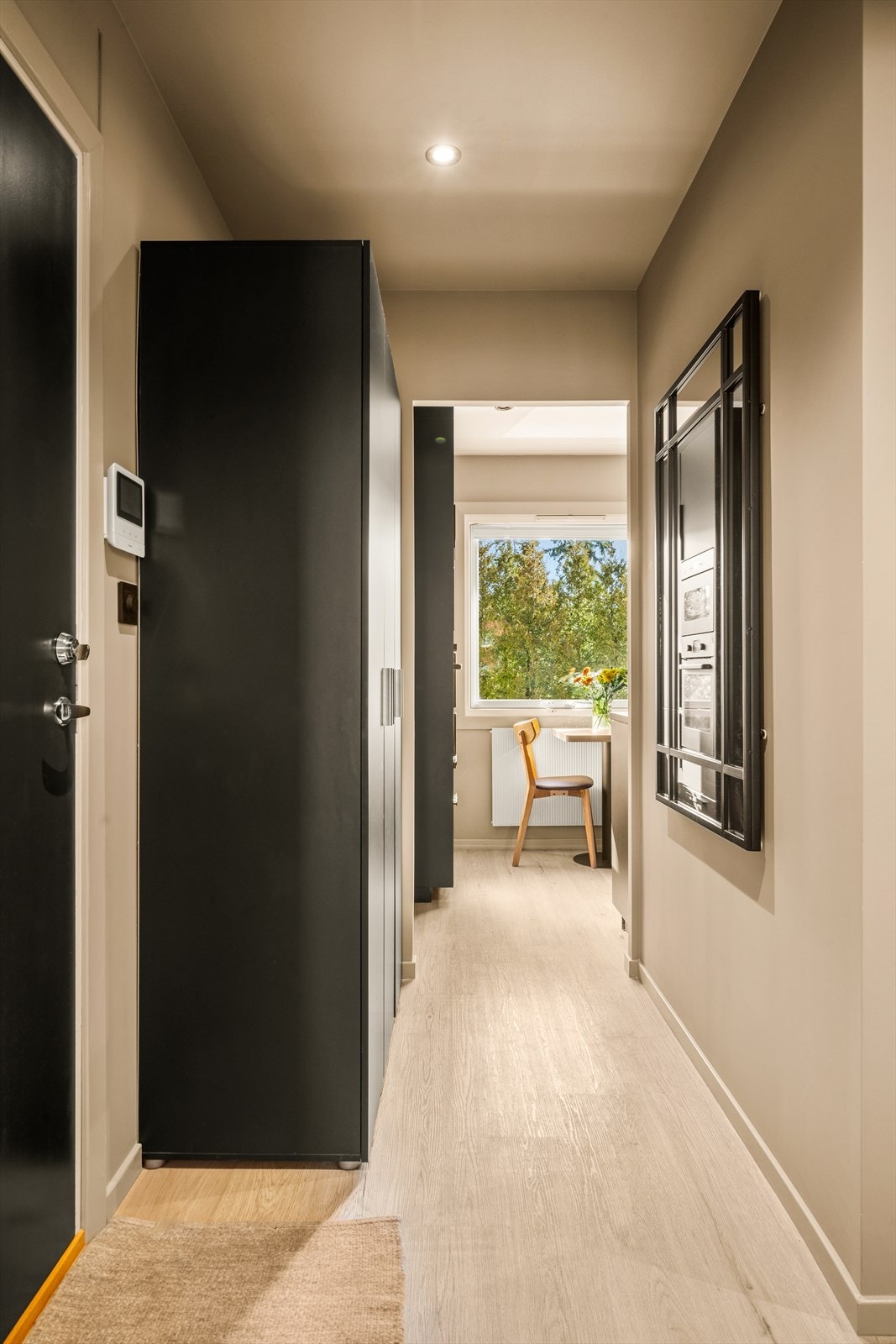 Velkommen inn! Entréen har downlights og en sikkerhetsdør med brannklasse B30 og lydklasse 35dB. Galleribilde