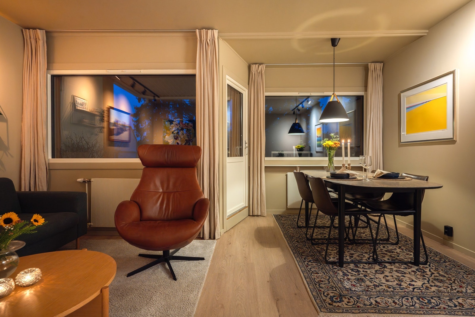 Stuen har en god rominndeling med definerte soner for sofagruppe og spisebord. Galleribilde