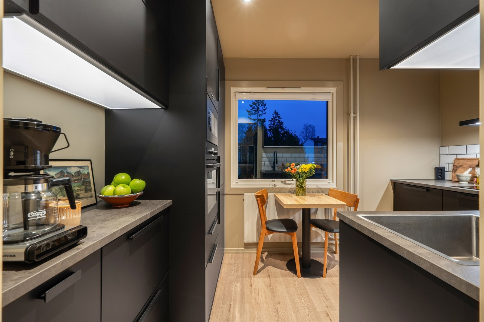 God arbeidsbelysning med downlights i taket og lyslist under overskapene. Galleribilde