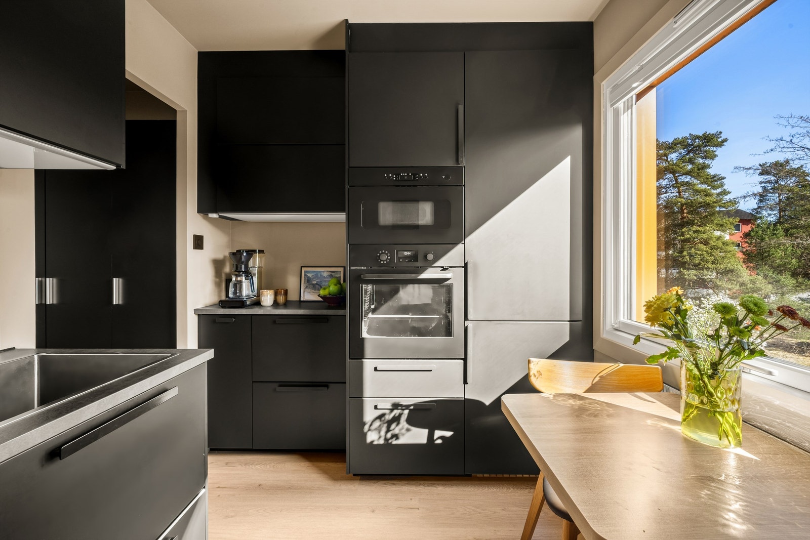 Dette er en flott og romslig 3-roms, betydelig påkostet i 2021 og med en etterspurt og luftig beliggenhet på toppen av Oppsal. Foto: Martine Eren Jacobsen Galleribilde