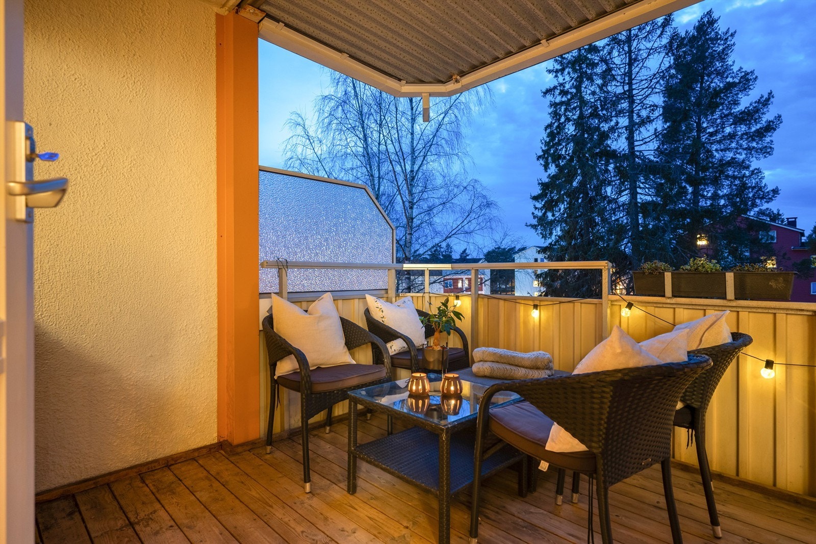 Balkongen er utstyrt med utebelysning, stikkontakter og terrassevarmer. Disse bidrar til å utvide brukstiden utover kveldene. Galleribilde