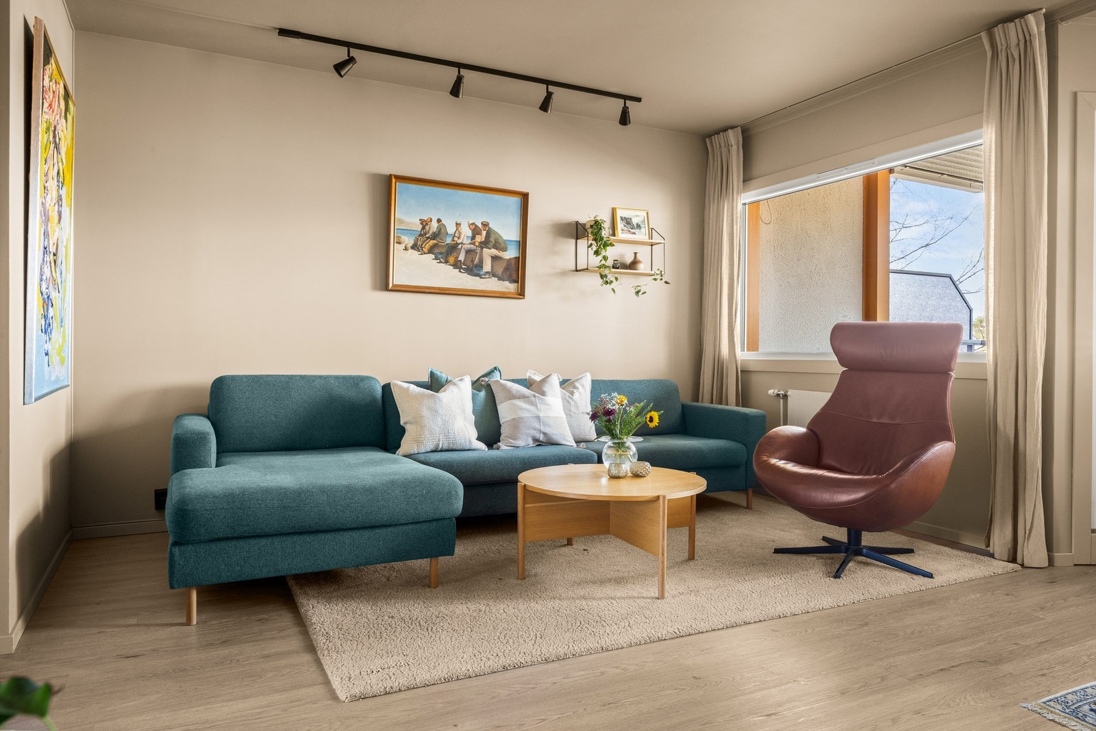 Vinduer med 3-lags glass fra 2019 bidrar til god lyd- og varmeisolasjon. Galleribilde