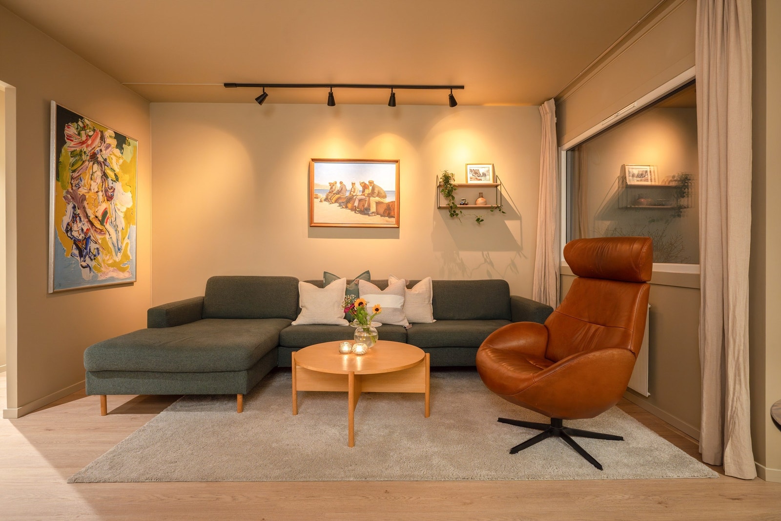 En lun og innbydende stue med god plass for en romslig sofagruppe. Galleribilde