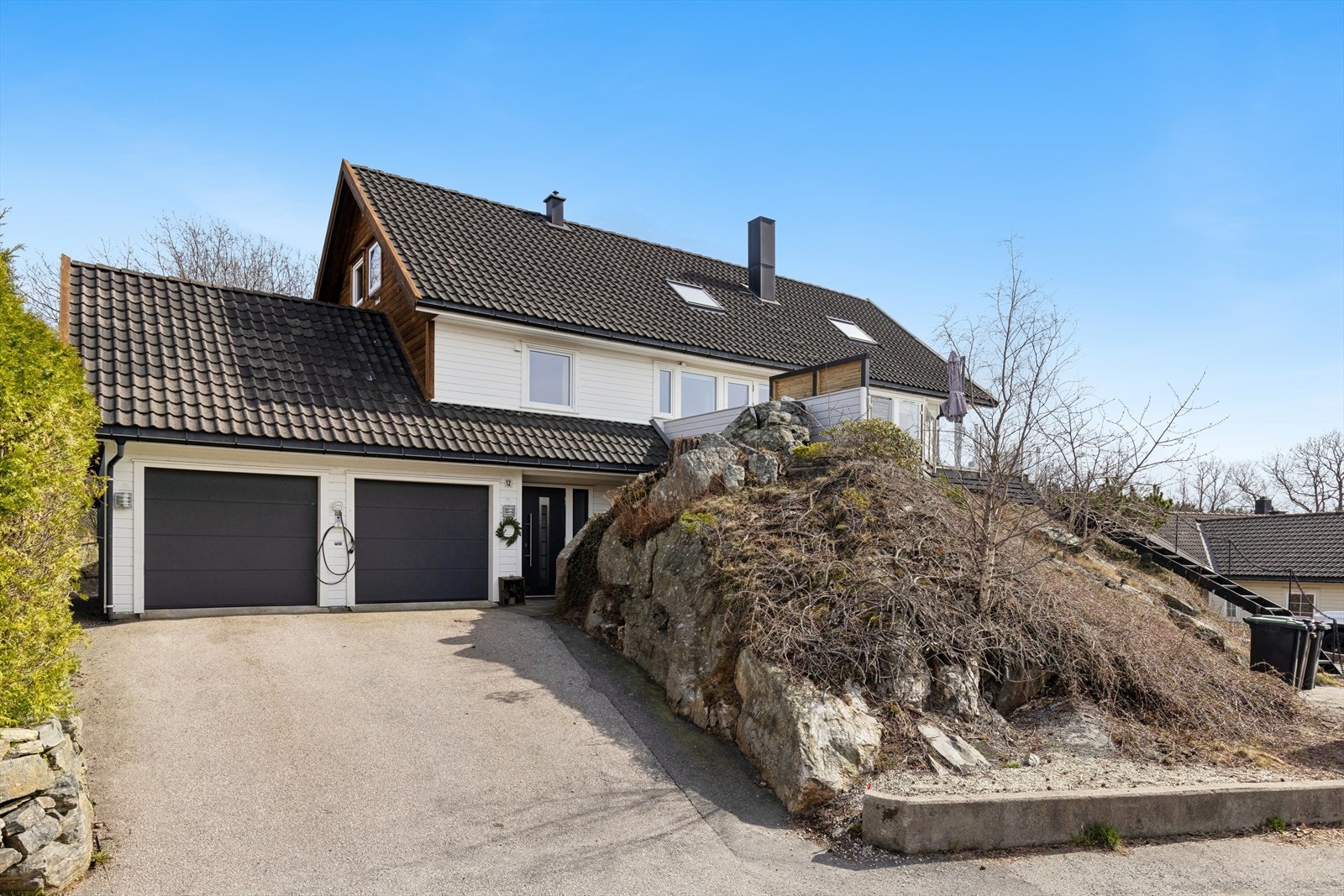Eiendommen fremstår velholdt og har en representativ adkomst. Galleribilde