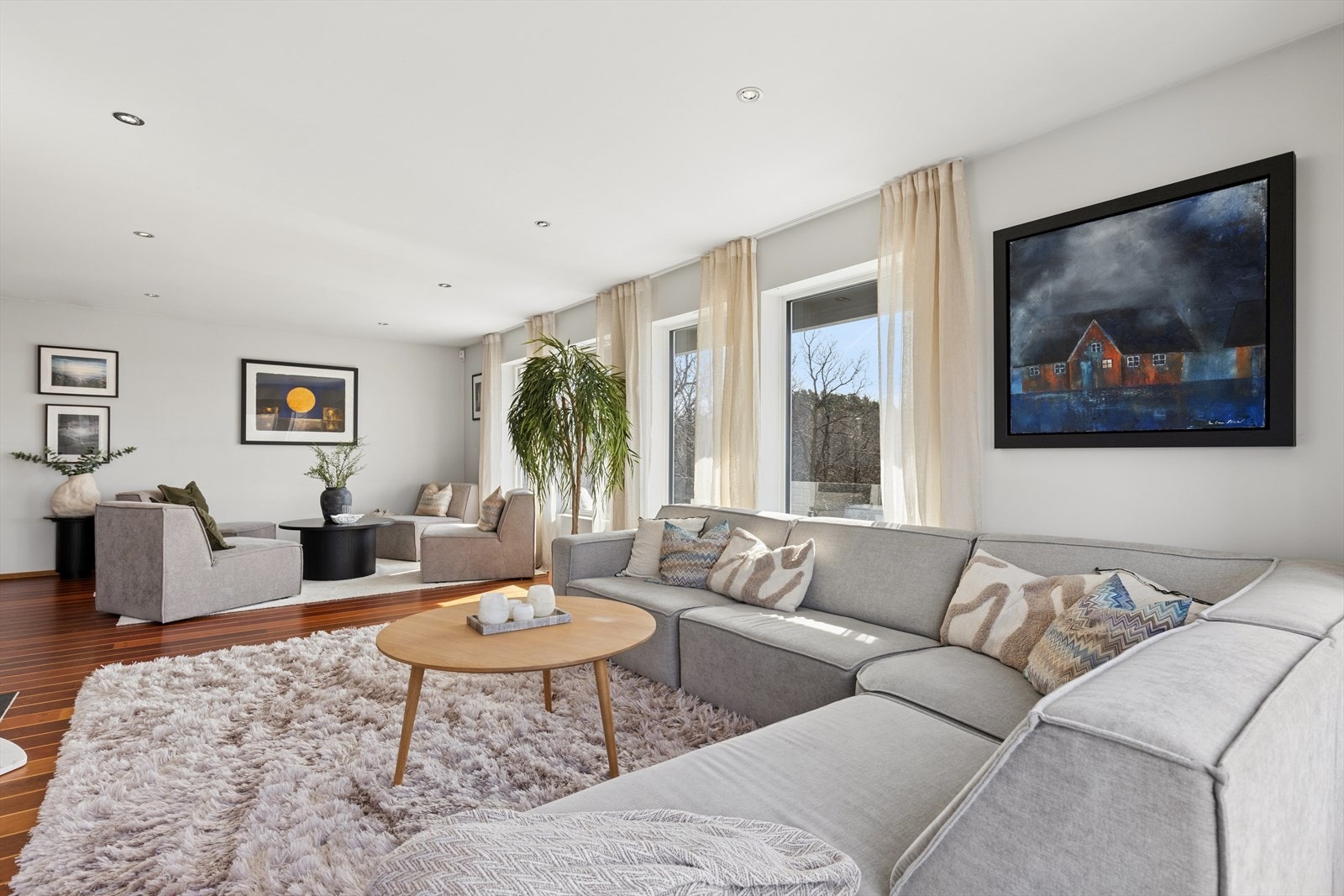 Rommet har en fleksibel planløsning som enkelt kan møbleres etter behov, med god plass til både sofagruppe og salong. Galleribilde