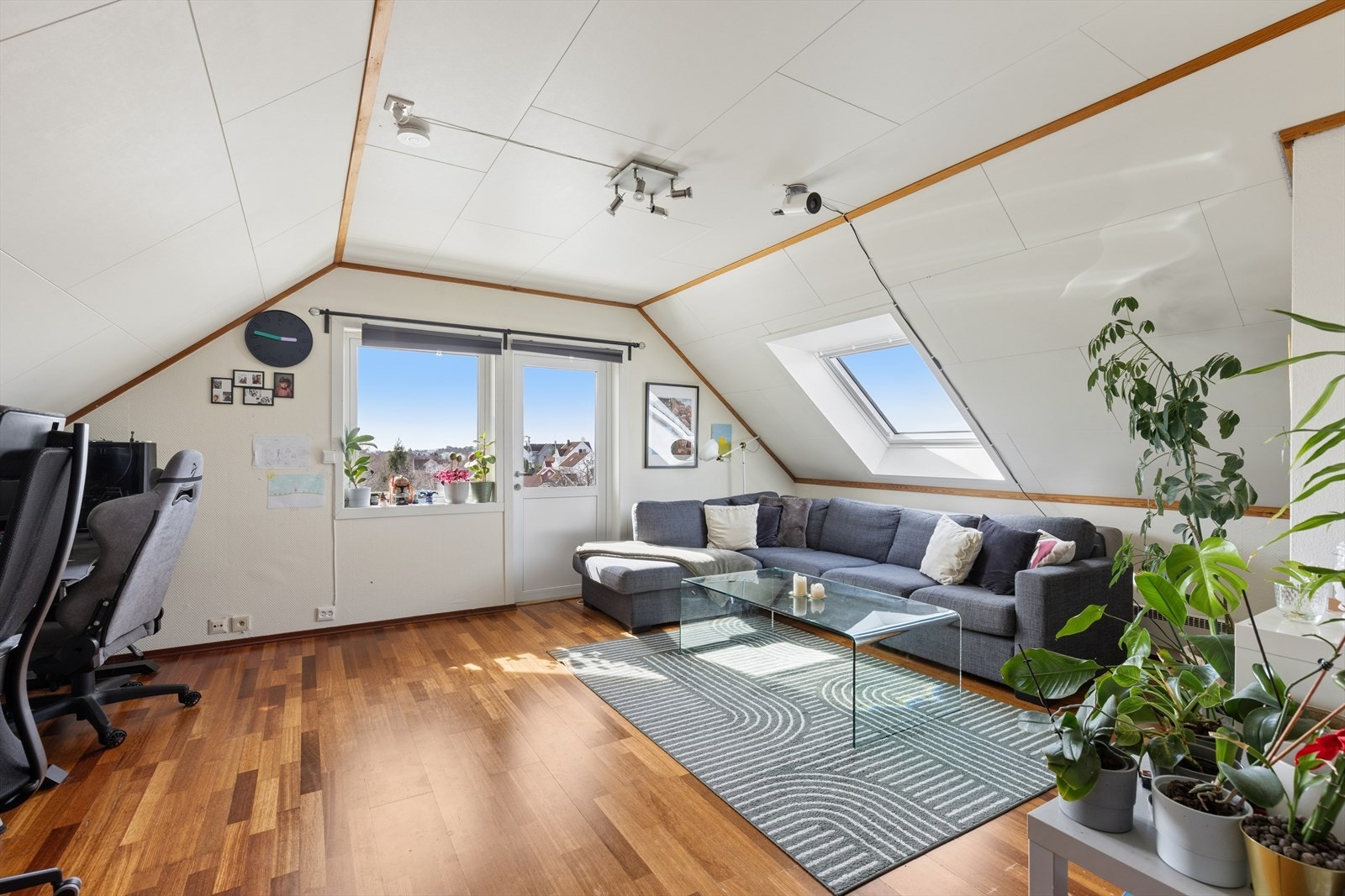 Loftsetasjen inneholder en lys stue med takvindu og utgang til egen balkong.. Galleribilde