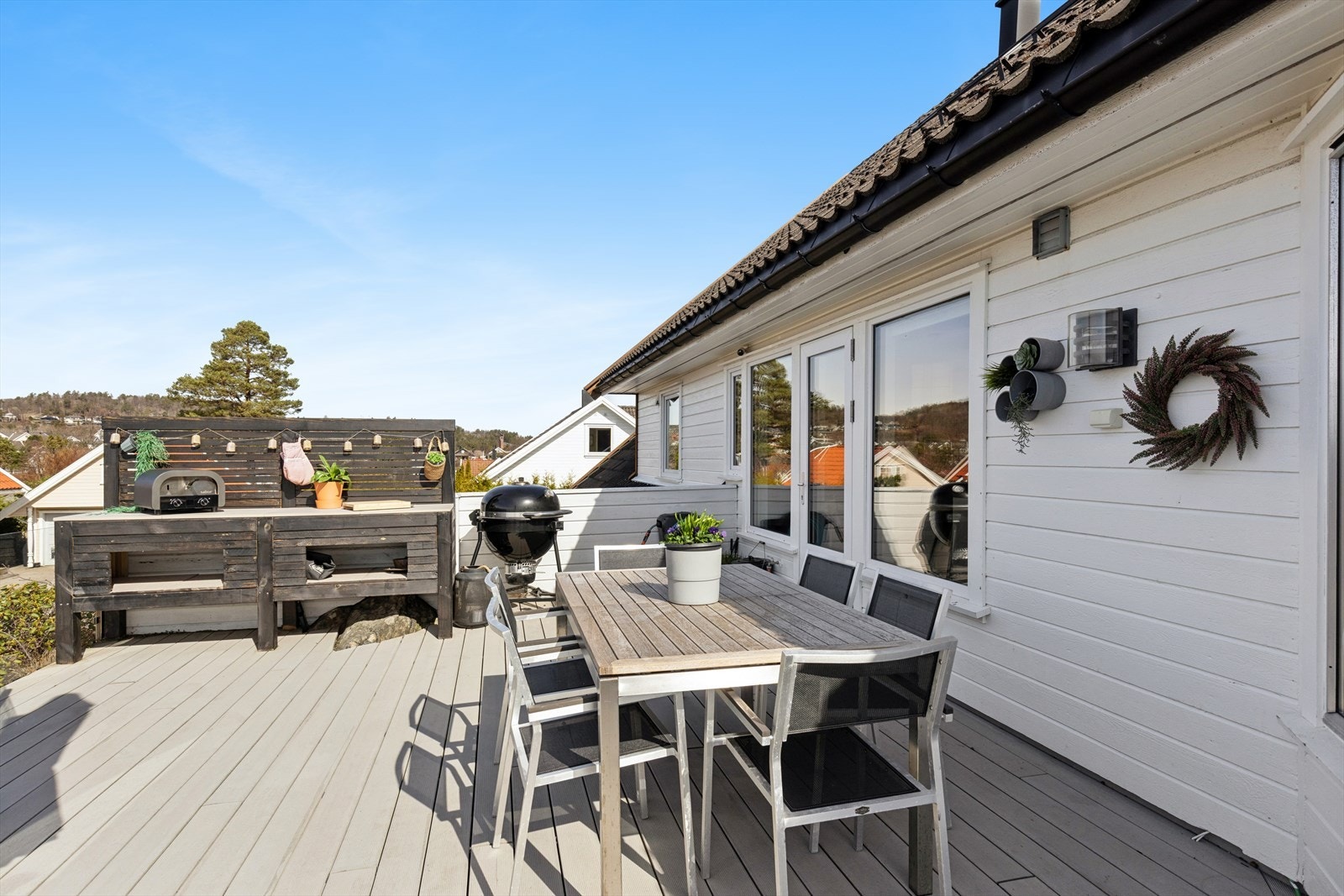 Uteplassen har direkte utgang fra kjøkkenet, perfekt for utendørs måltider. Terrassen har vedlikeholdsvennlige komposittbord. Galleribilde