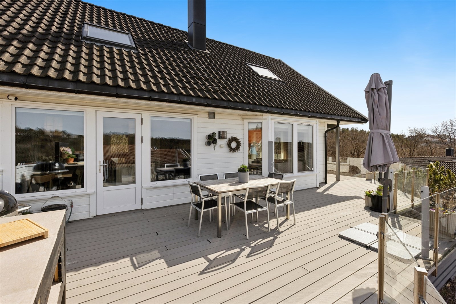 Terrassen strekker seg rundt store deler av huset og gir en sømløs overgang mellom inne- og uterom. Galleribilde
