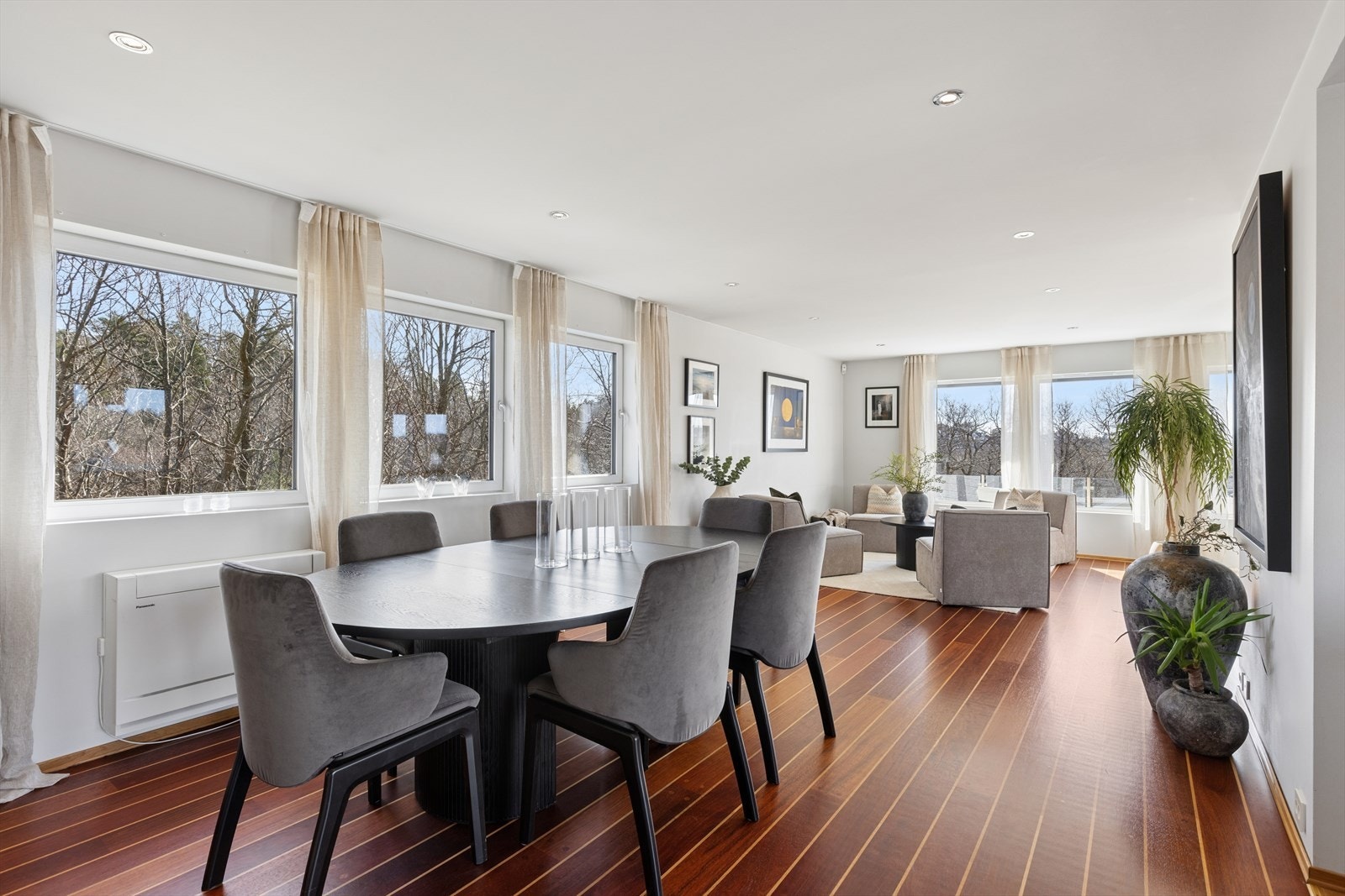 Spisestuen ligger i forlengelsen av stuen og har plass til et stort spisebord for mange gjester. Galleribilde