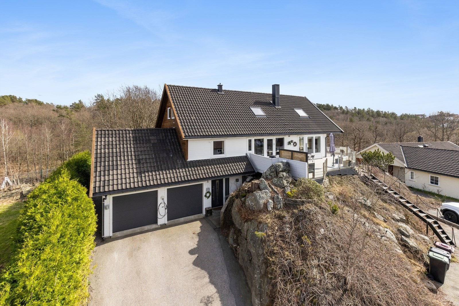 Boligen byr på gode parkeringsmuligheter og en dobbelgarasje. Galleribilde