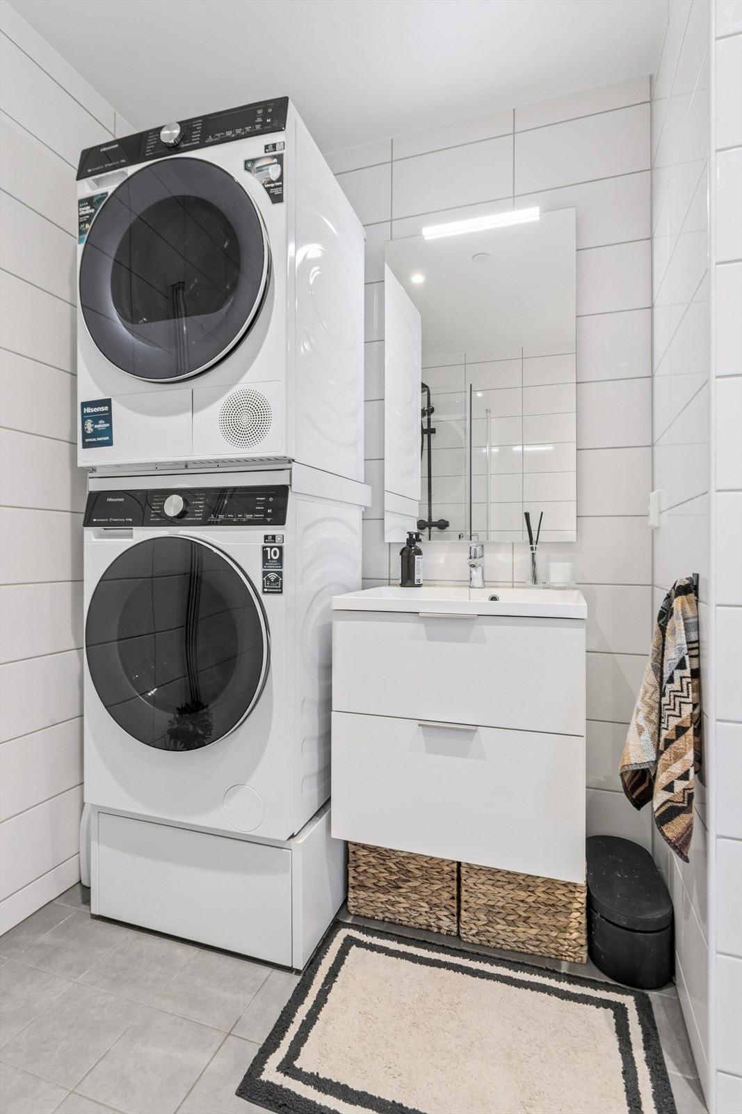 Badet er helfliset og har praktisk opplegg for vaskesøyle, noe som gir en effektiv utnyttelse av plassen. Galleribilde
