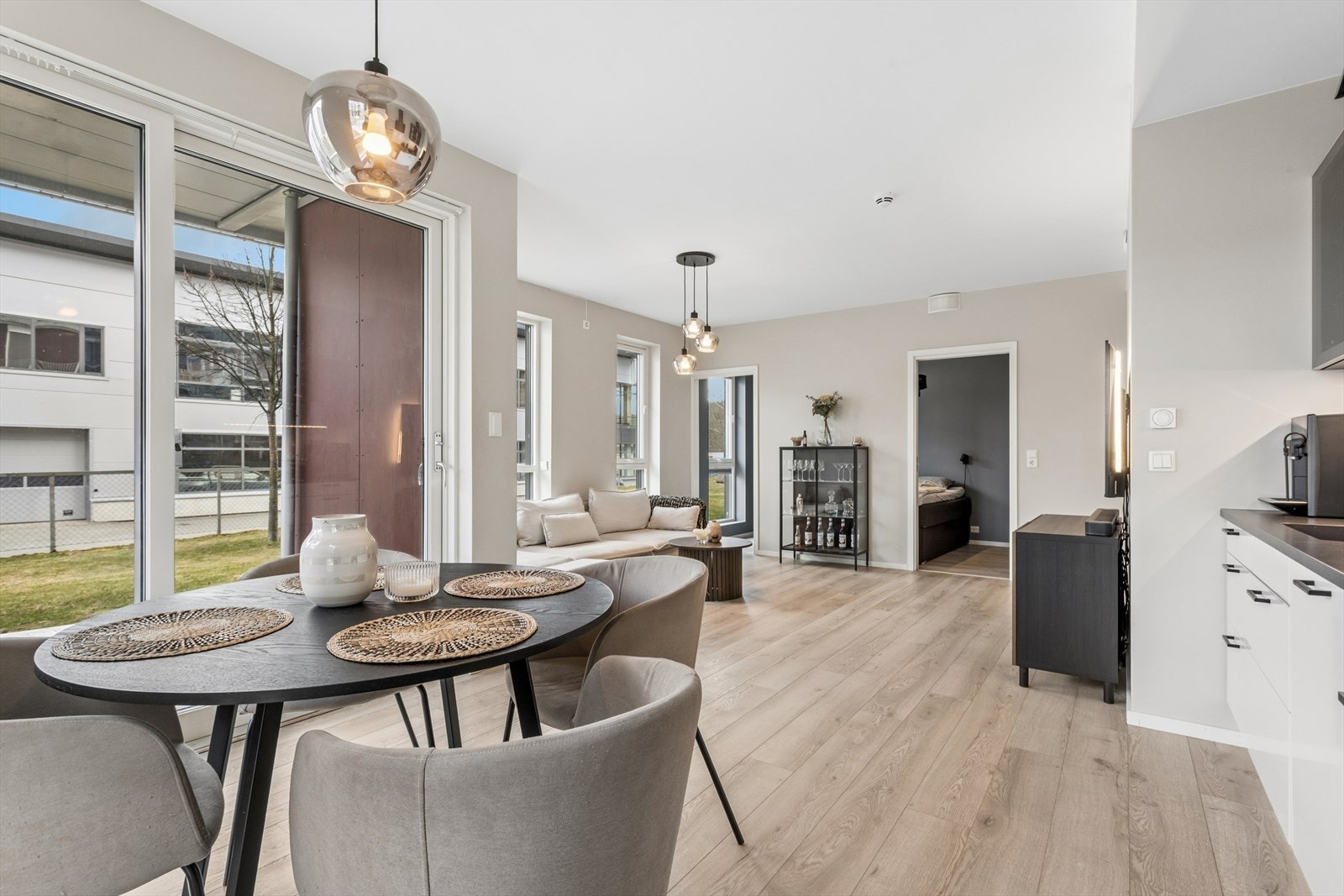 Den åpne planløsningen gir en sosial sone hvor stue og kjøkken er samlet. Gulvene har gjennomgående laminat. Galleribilde