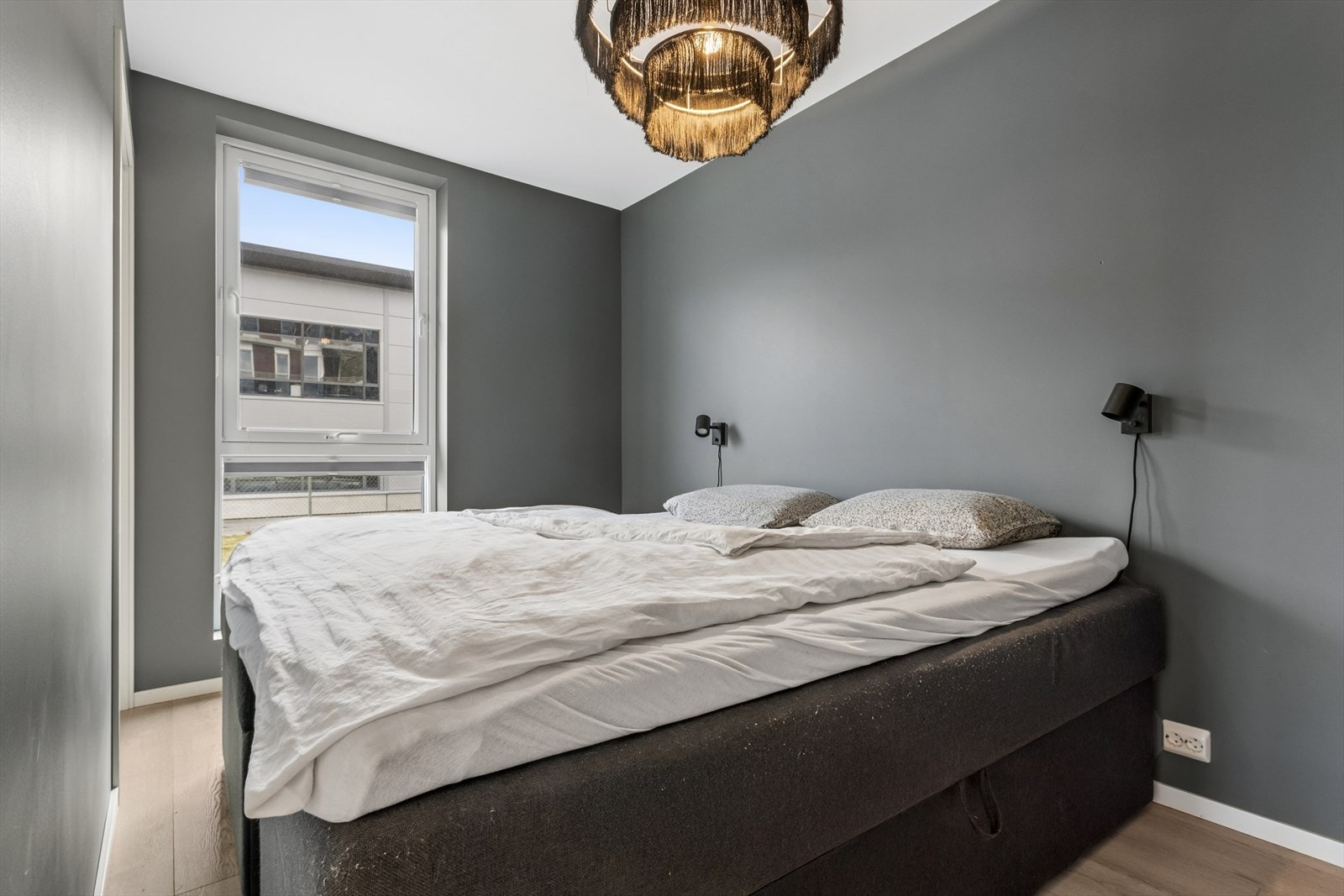 Soverommet har plass til dobbeltseng og garderobeløsning. Vinduene er fra byggeåret 2019 og har 3-lags glass. Galleribilde
