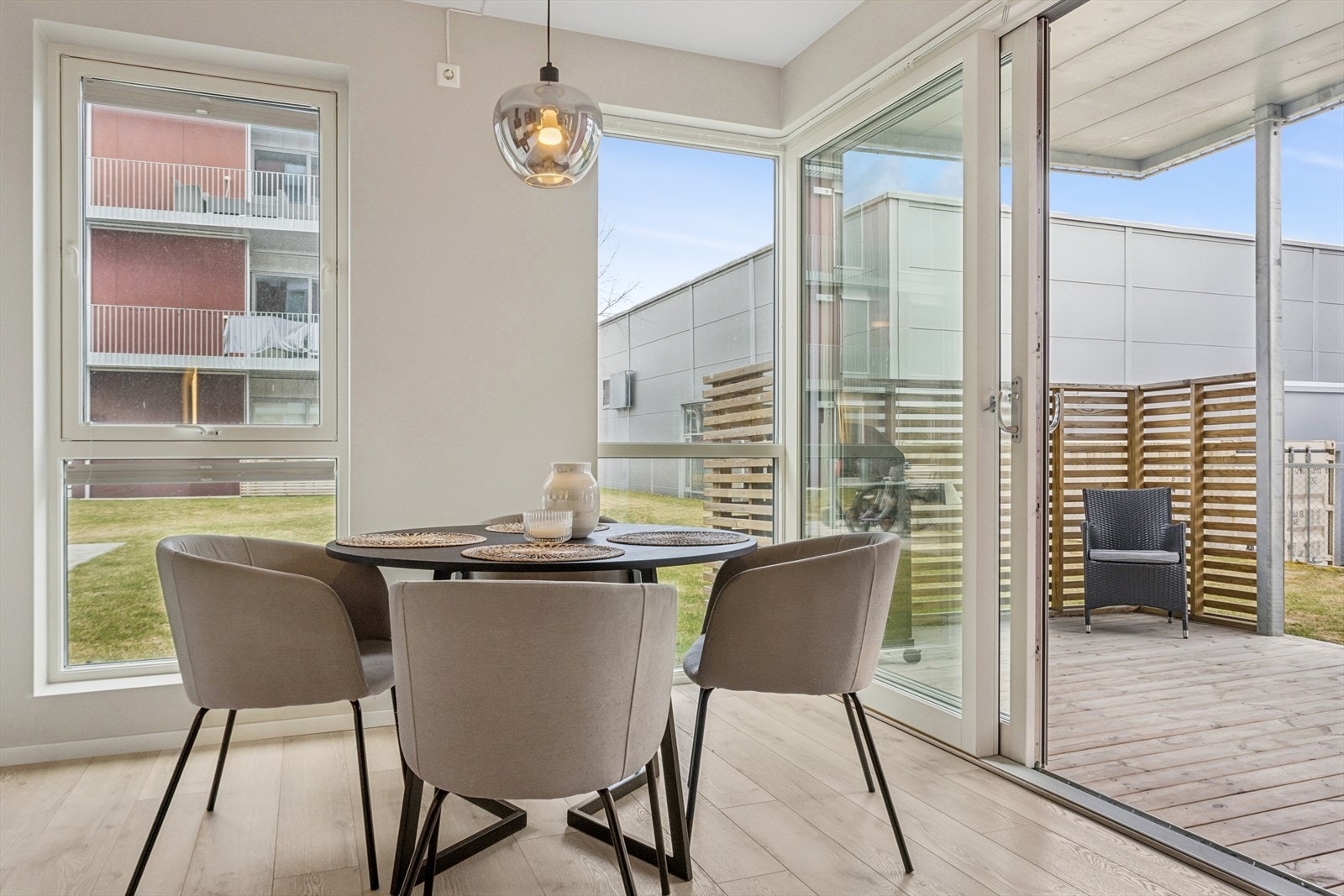 Skyvedøren i glass fra stuen til terrassen gir rikelig med dagslys og en sømløs overgang mellom inne- og uterom. Galleribilde