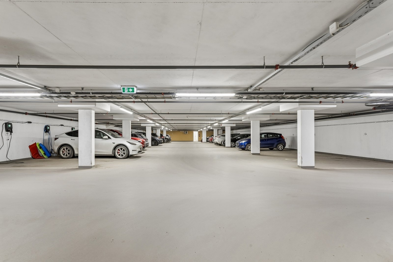 Det er mulighet for å leie parkeringsplass i felles garasjeanlegg. Plassen følger ikke leiligheten ved salg. Galleribilde