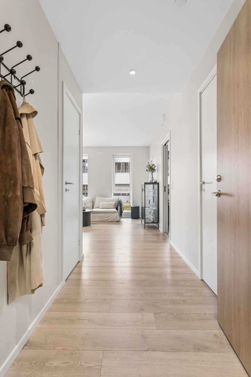 En lys og innbydende entré med nedsenket himling ønsker deg velkommen inn. Galleribilde