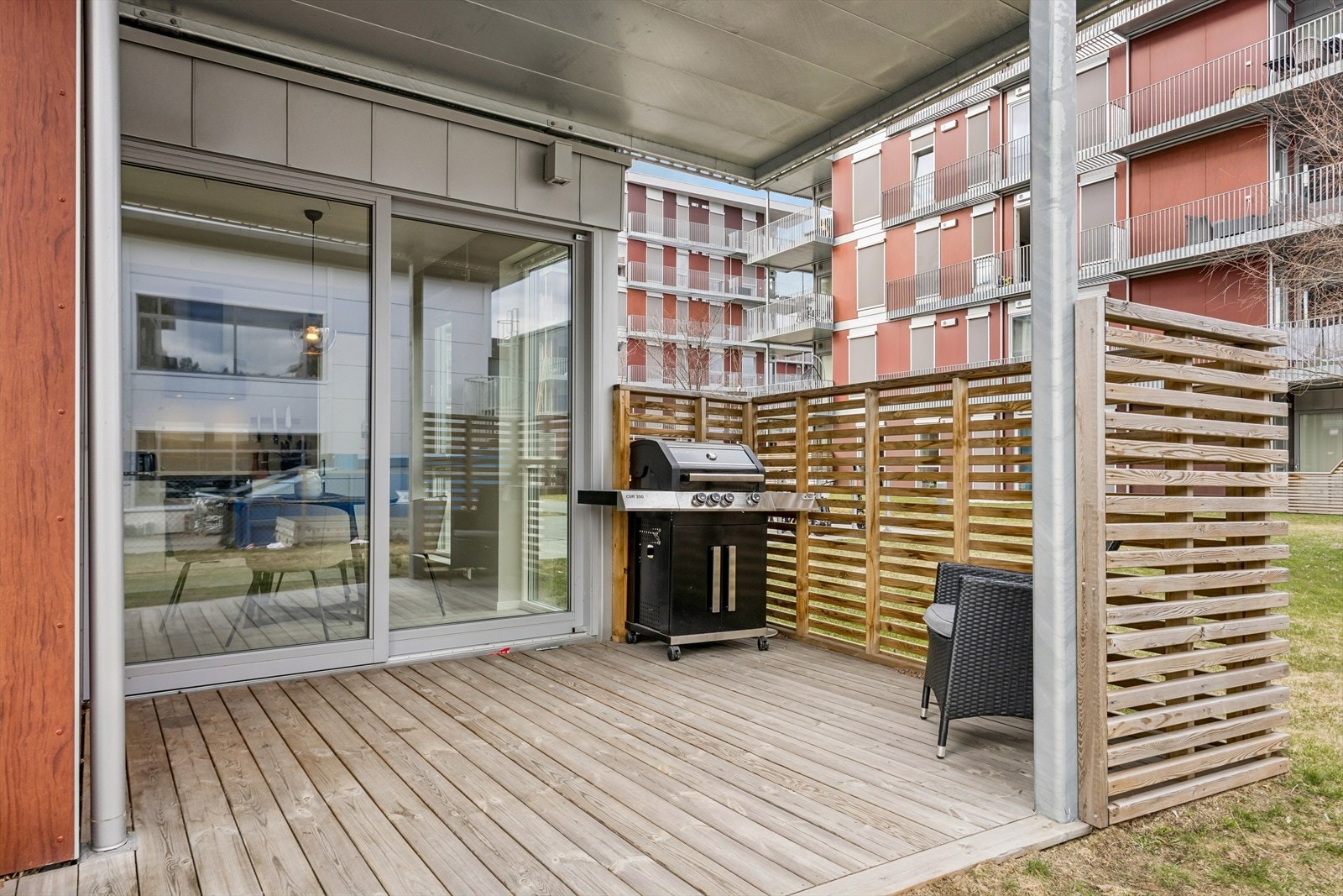 Den romslige terrassen på bakkeplan er overbygget og delvis skjermet, med direkte utgang fra stuen via skyvedør. Galleribilde