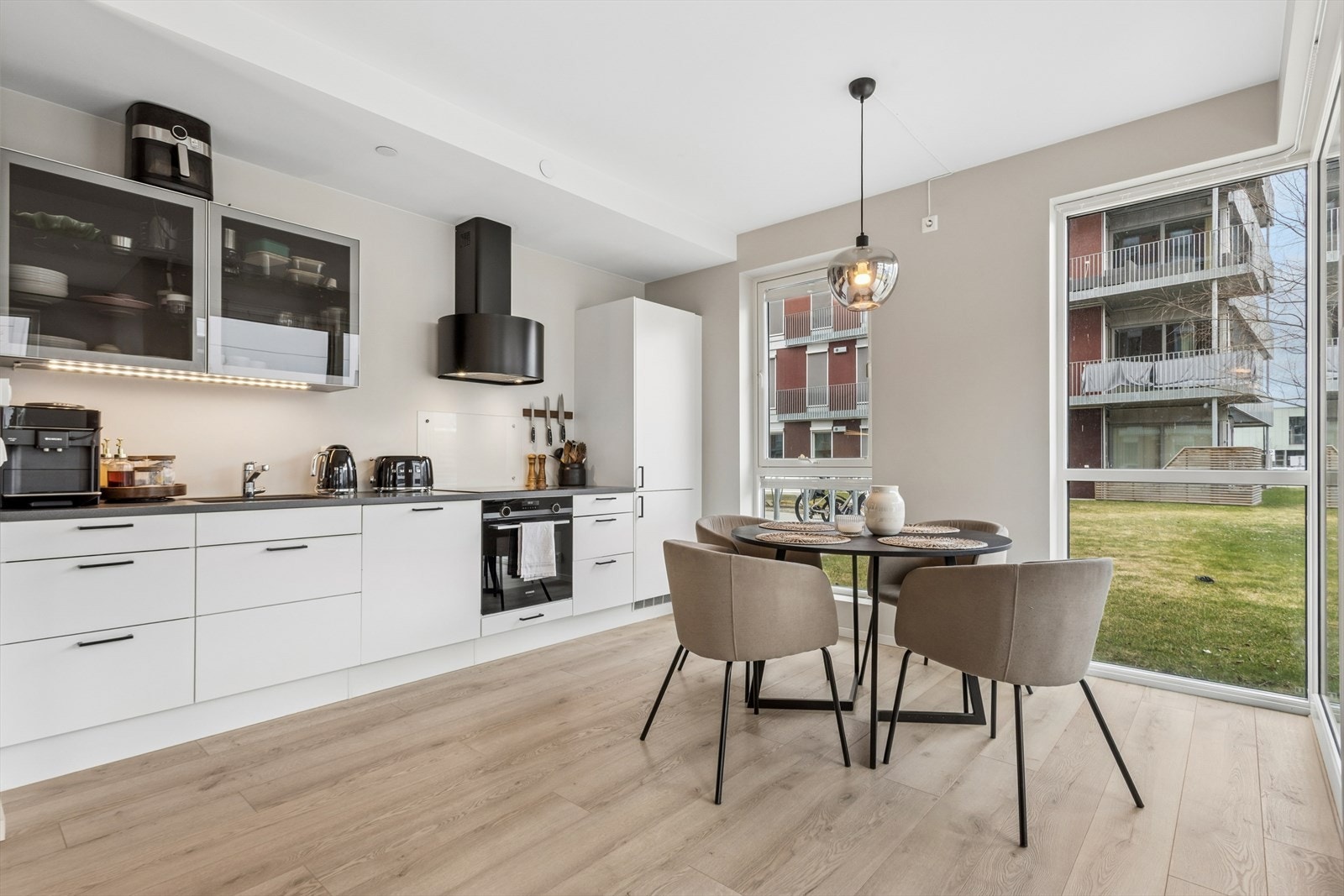 Fra den åpne stue- og kjøkkenløsningen er det utgang til en overbygget, østvendt terrasse på cirka 12 m². Galleribilde