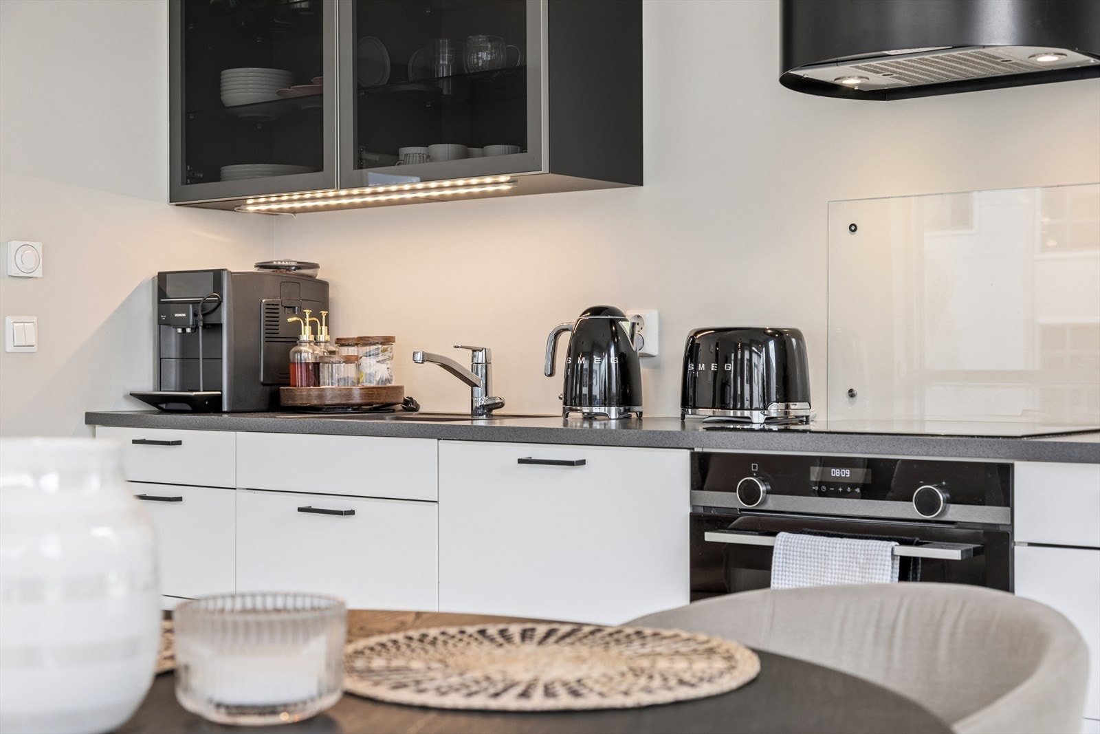Velkommen til Benterudstranda 6! En moderne og arealeffektiv leilighet fra 2019 med vannbåren gulvvarme og livsløpsstandard. Galleribilde
