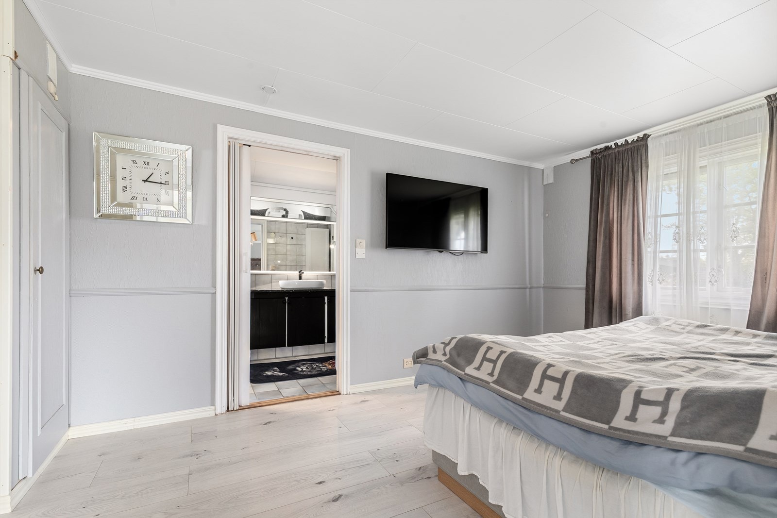 Hovedsoverommet har inngang til badet, Galleribilde