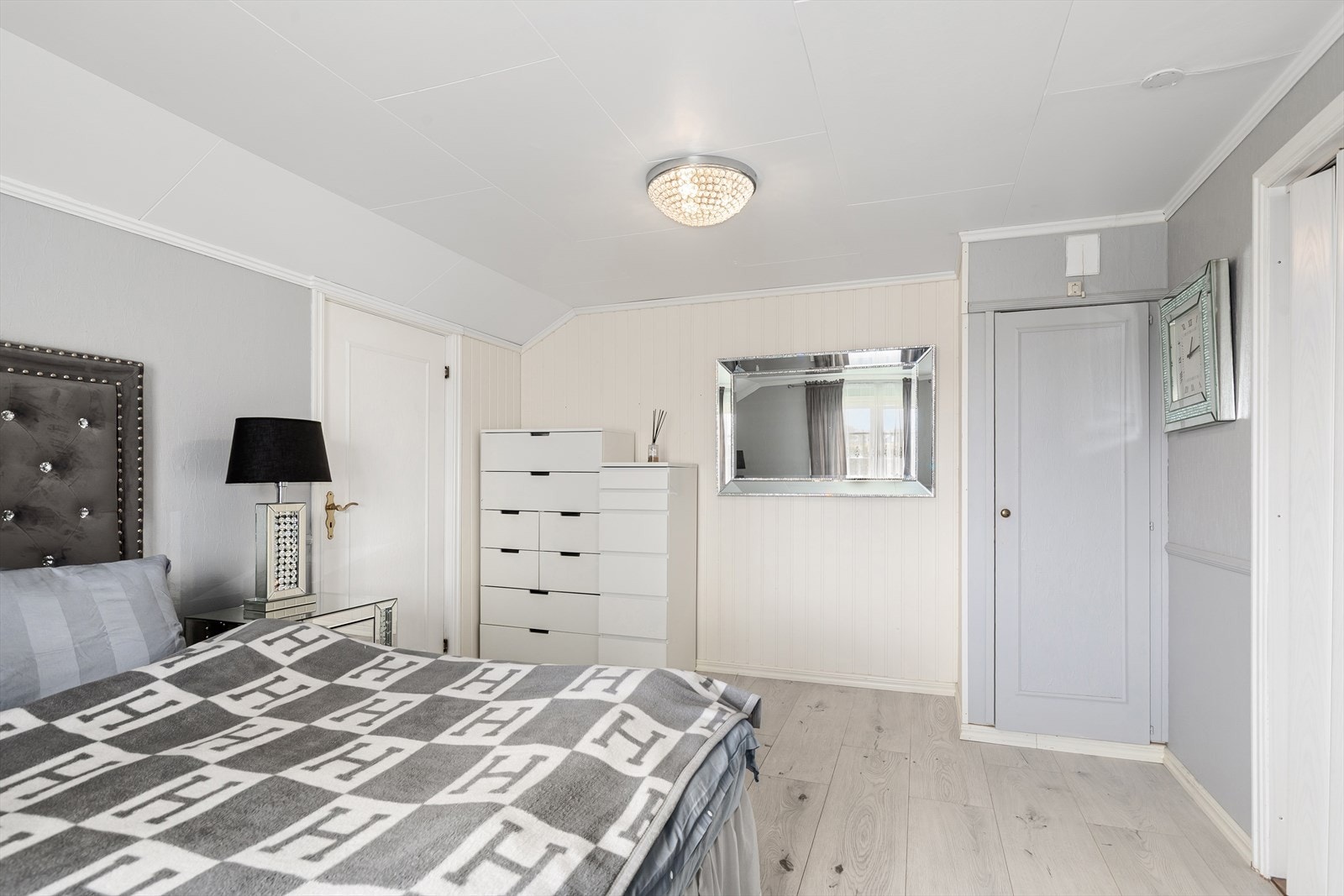 Romslig soverom med plass til dobbeltseng og nattbord. Det er plass til oppbevaring i skuffer. Galleribilde