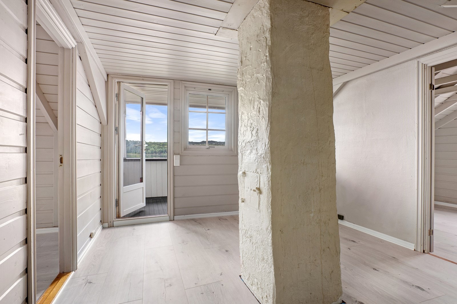Her er det utgang til balkong. Galleribilde