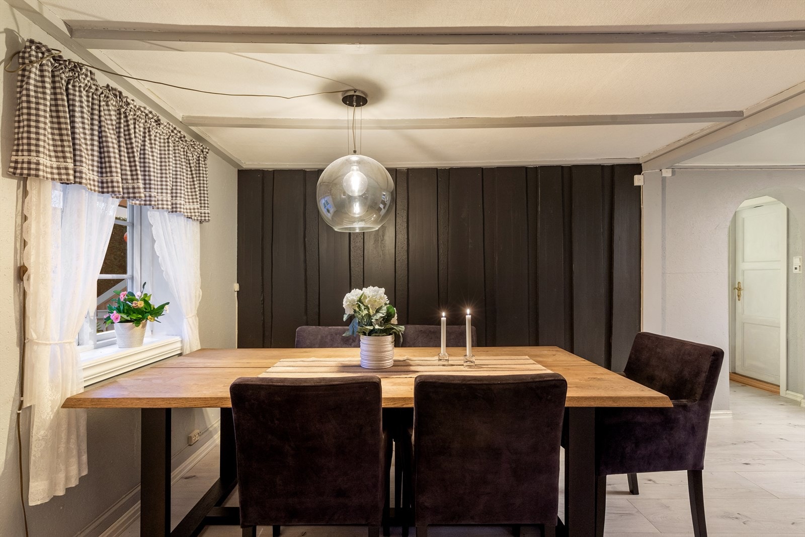 Det er plass til et spisebord hvor hele familien kan samles. Galleribilde