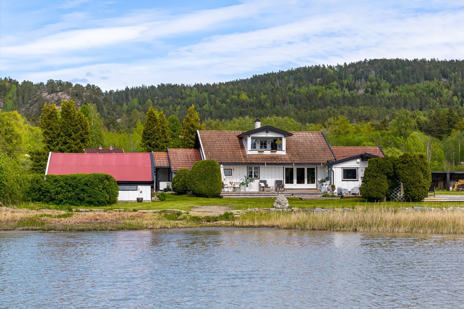 Eiendommen ligger idyllisk på Sando ved Bekkestranda. Galleribilde
