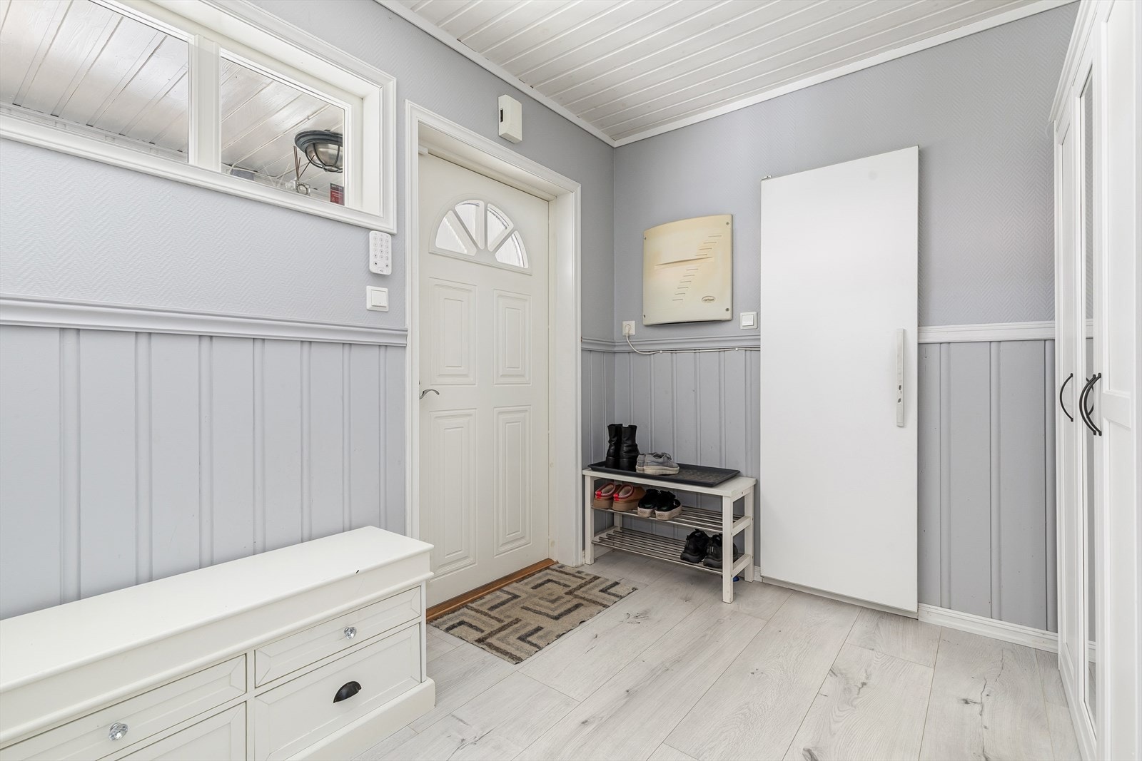 Velkommen inn! Til en gang med plass til oppbevaring i gode skap. Galleribilde