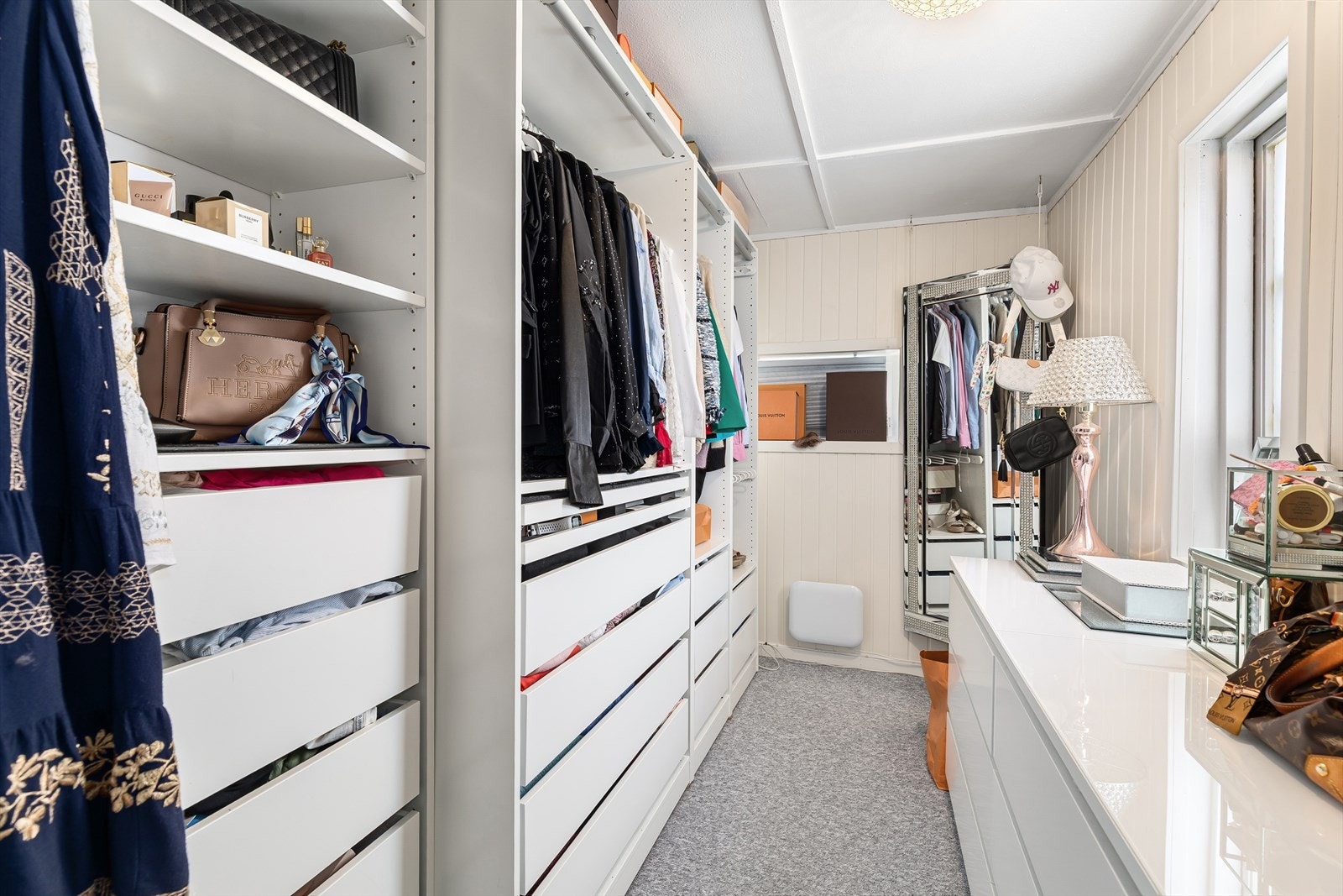 Eget praktisk innredet garderobe med hyller og plass til å henge fra seg klær. Galleribilde