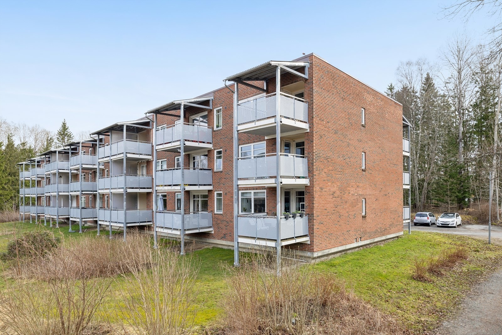 Kajajordet II borettslag er tilknyttet USBL og ligger i et etablert boligområde i Ås. Balkongene var nye i år 2015. Galleribilde