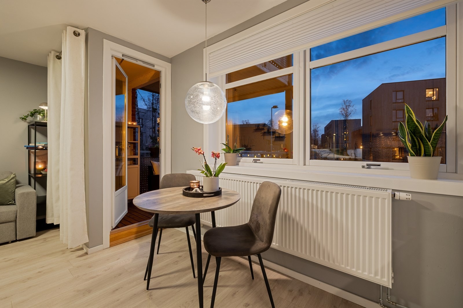 Fra stuen er det direkte utgang til den vestvendte balkongen. Galleribilde