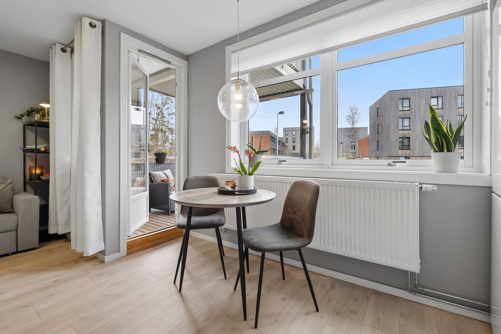 Vinduene har 2-lags isolerglass og er fra 1993. Radiatoren er av nyere dato. Galleribilde