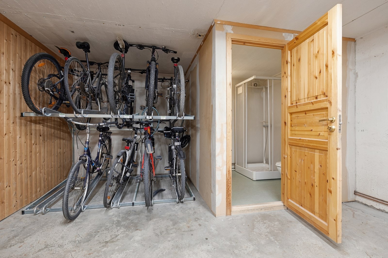 I kjelleren har borettslaget felles sykkelparkering og et dusjrom med toalett som kan benyttes av andelseierne. Galleribilde