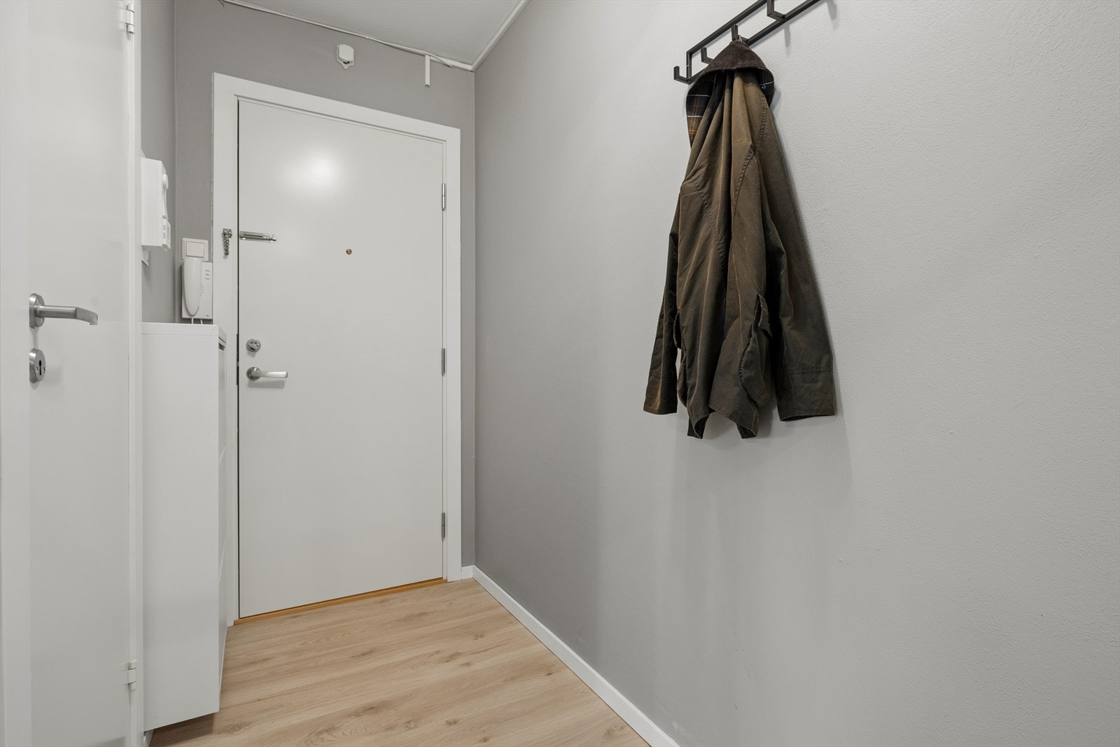 Fra entréen er det adkomst til badet og den åpne stue- og kjøkkenløsningen. Galleribilde
