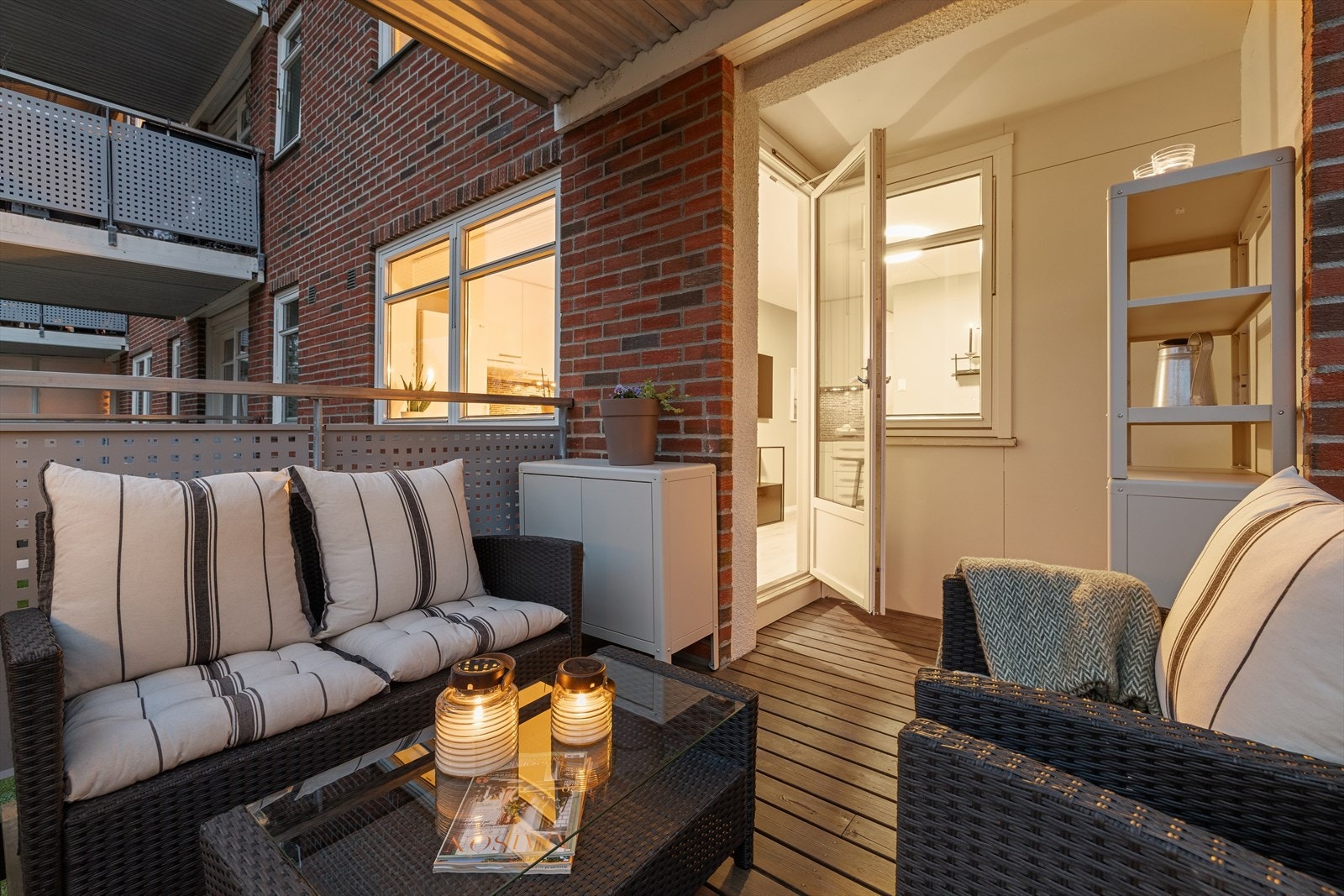 Kveldsstemning. Balkongen har impregnerte terrassebord og et rekkverk i stål og aluminium. Galleribilde