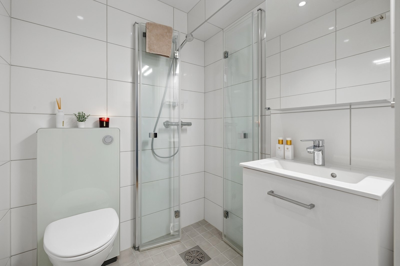 Badet ble totalrenovert i 2024 i regi av borettslaget. Her er det elektrisk gulvvarme, flislagte overflater og et dusjhjørne med innfellbare glassdører. Galleribilde