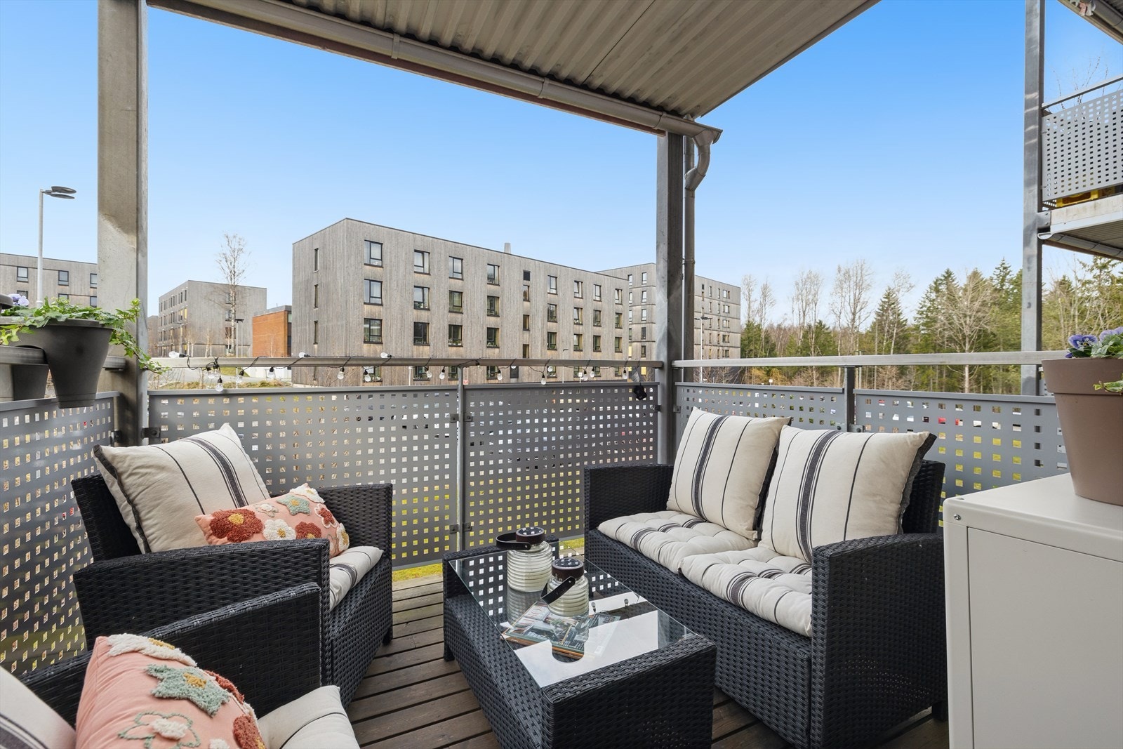Det er god plass til sofagruppe på balkongen. Galleribilde