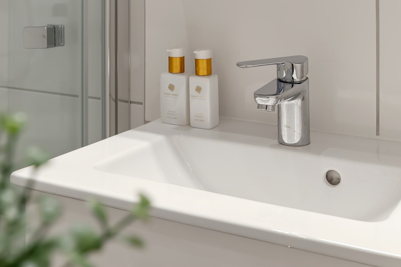 Badet er utstyrt med en moderne servantinnredning med underskap. Galleribilde